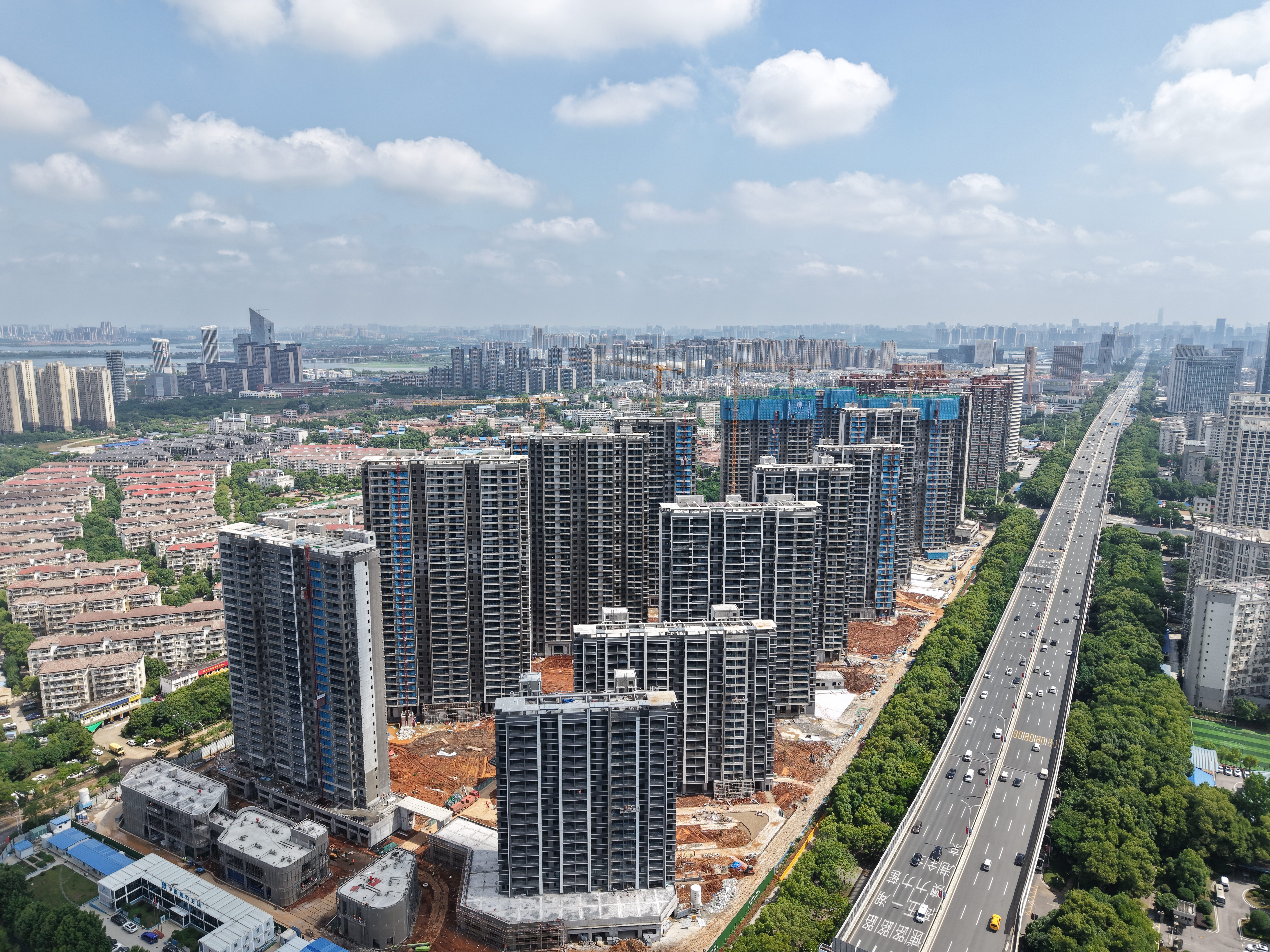 武汉郭徐岭项目封顶实景图(1).jpg