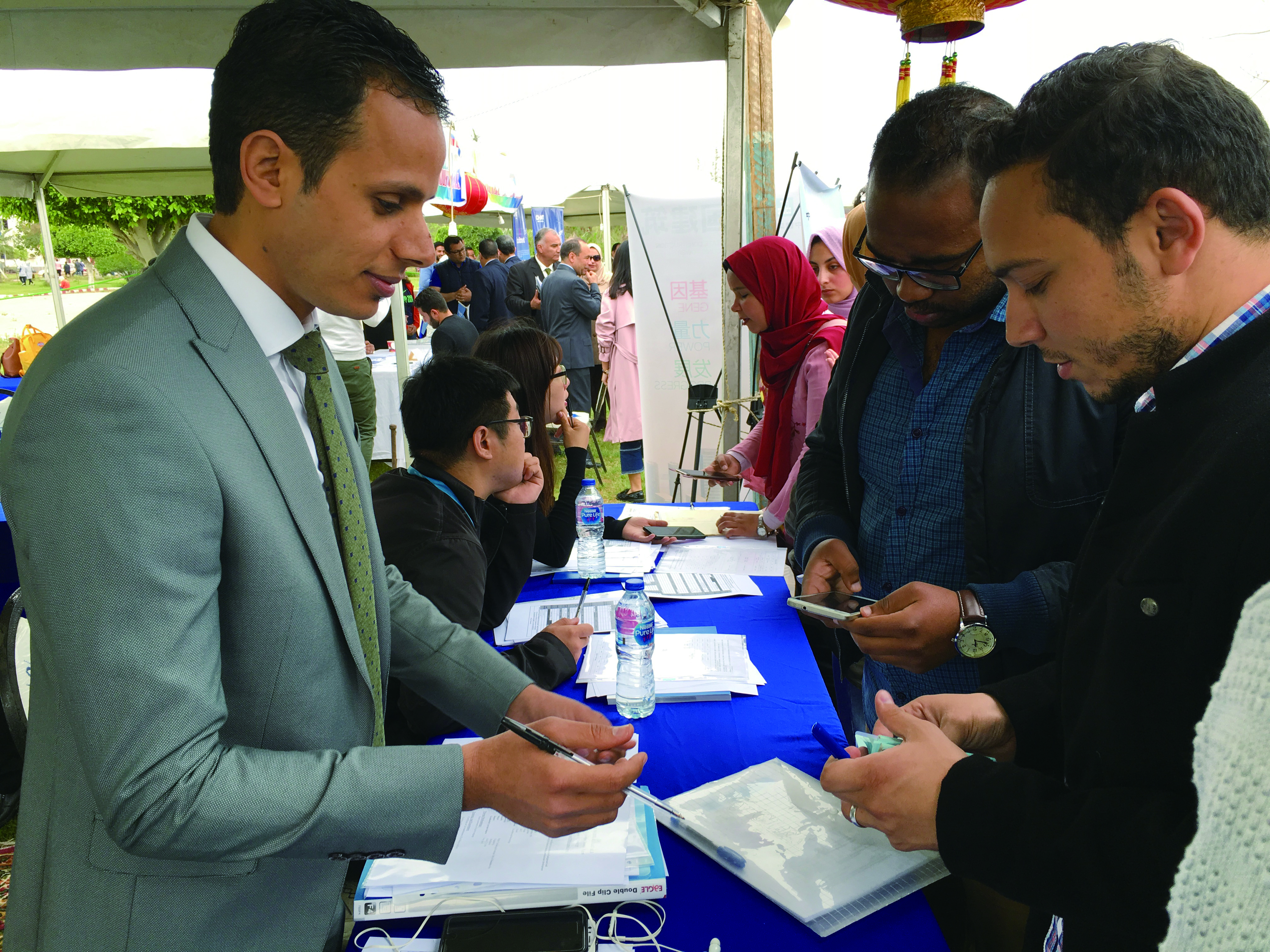 3 校园招聘会现场.JPG