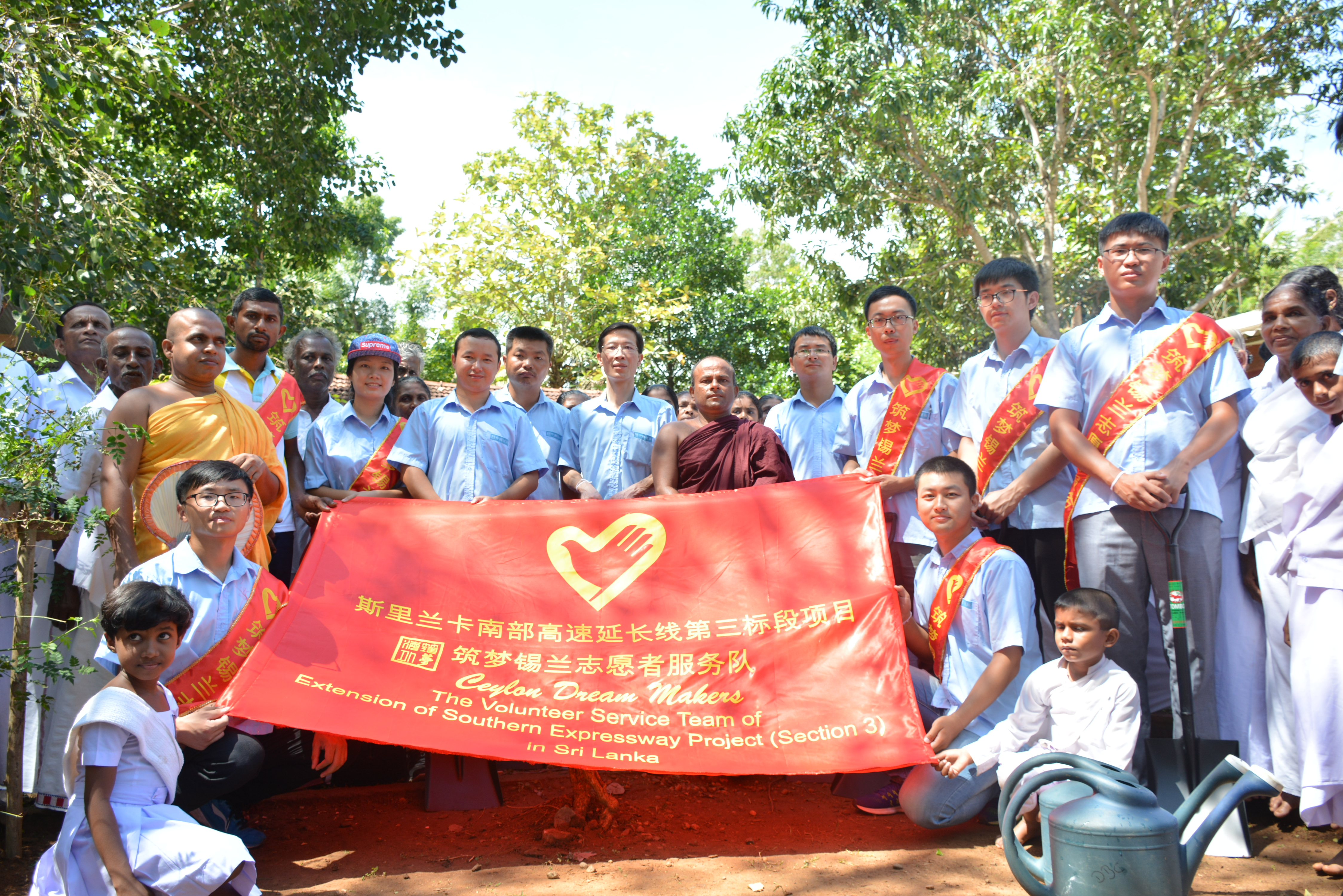 5 开展志愿服务活动.JPG