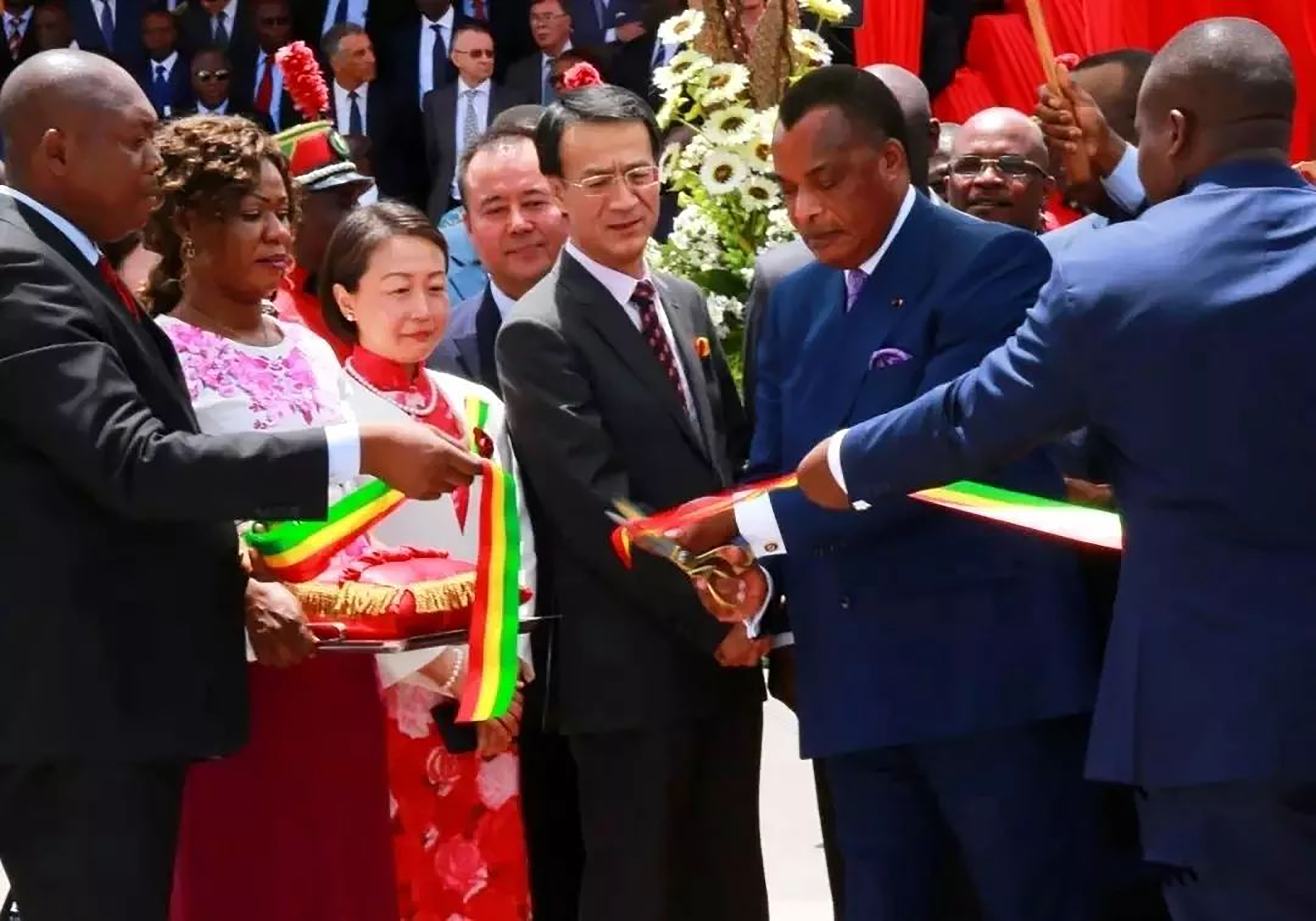 刚果(布)总统萨苏亲自为大楼落成启用剪彩.jpg 刚果(布)总统萨苏亲自为大楼落成启用剪彩.jpg