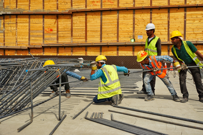 3 中建一局总承包公司科威特大学城项目外籍工人现场作业.jpg