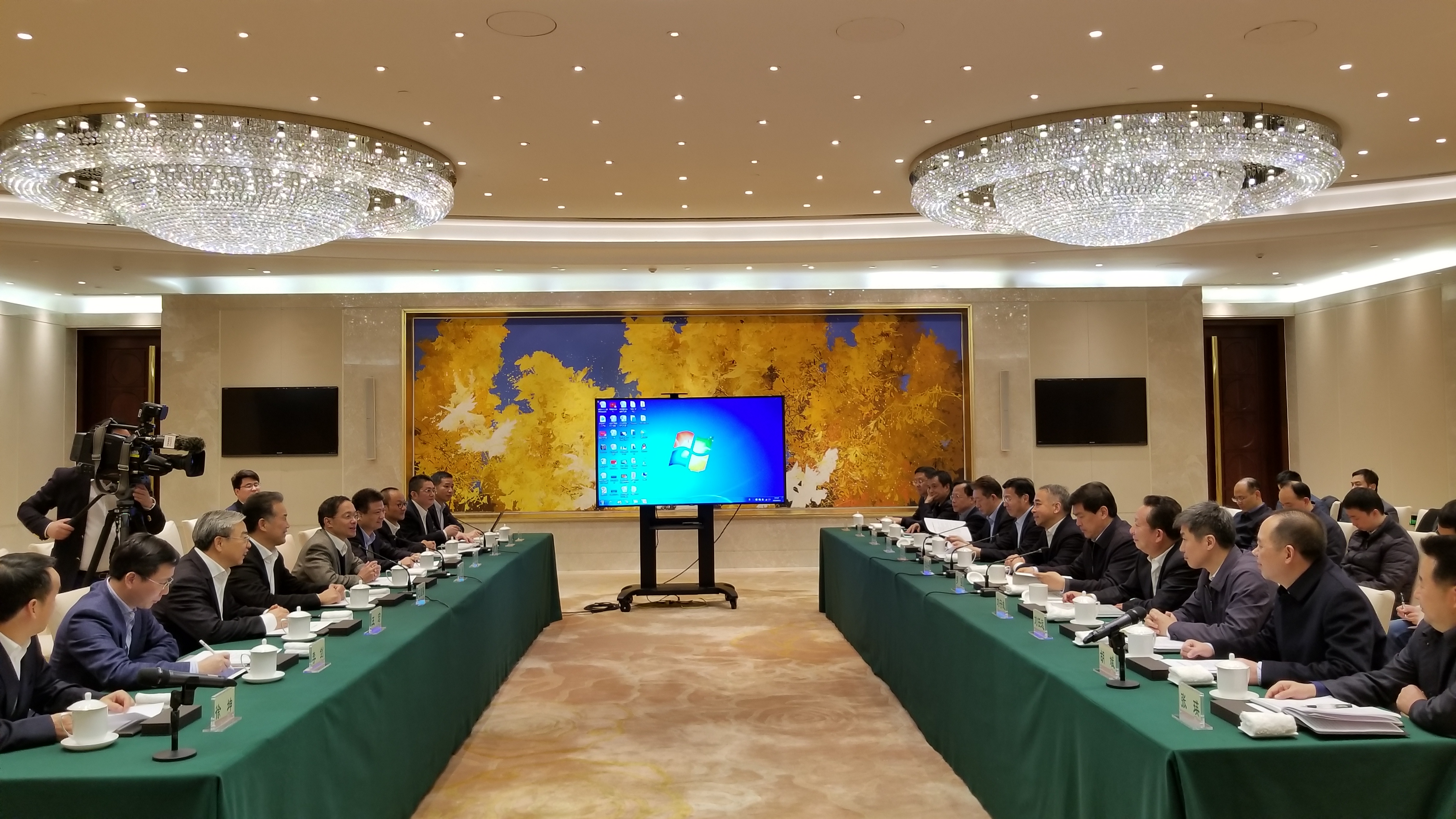 官庆会见成都市委书记范锐平、市长罗强.jpg