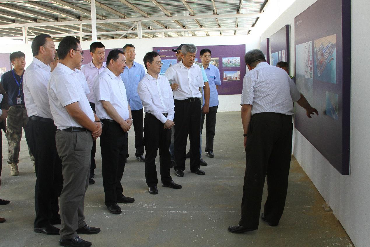 1.郝鹏一行在现场观看中建海外业务成果展板.jpg