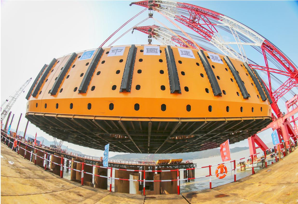 宁波舟山港主通道项目钢套箱成功下放