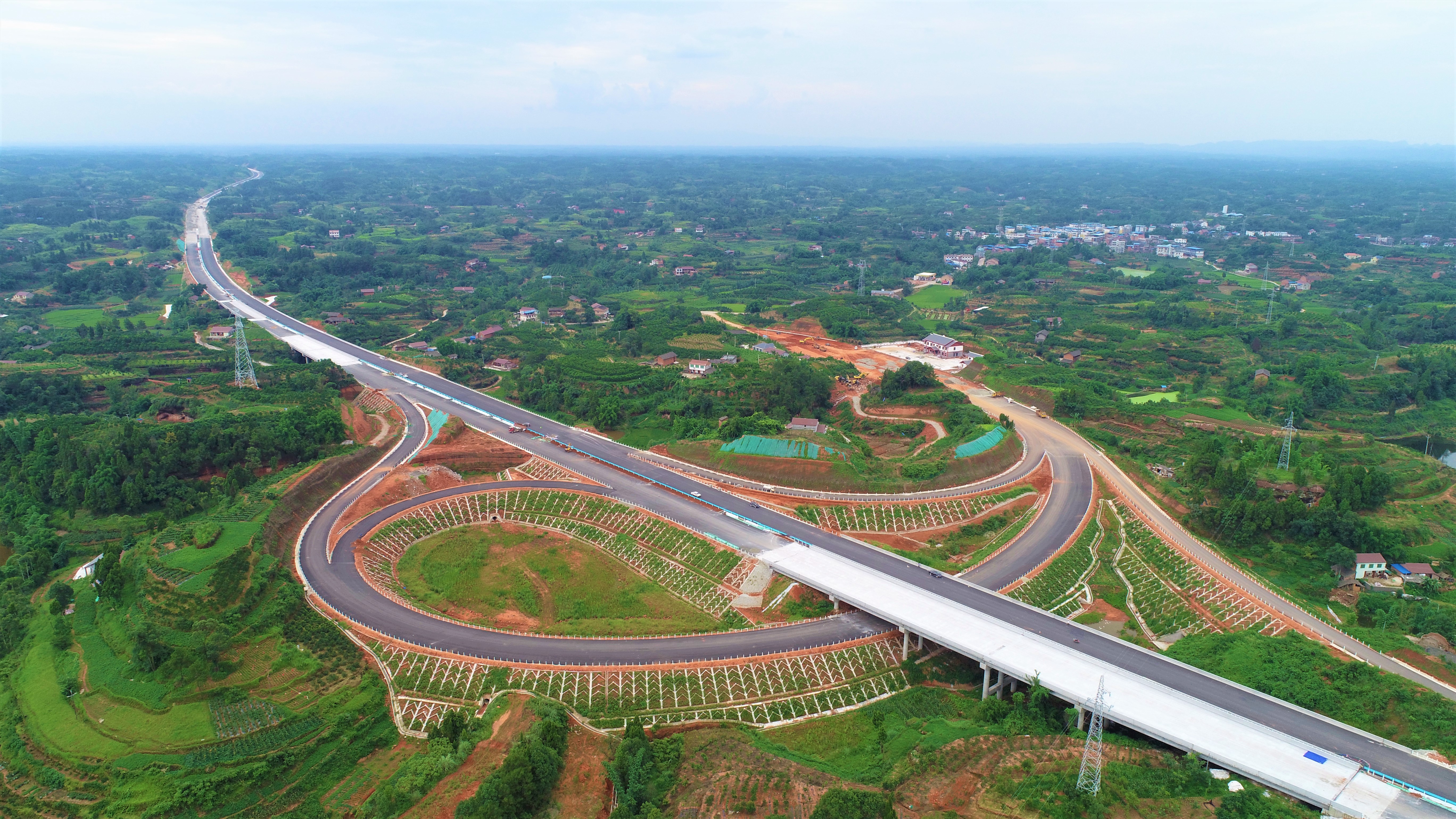 成宜高速项目顺利实现双线贯通