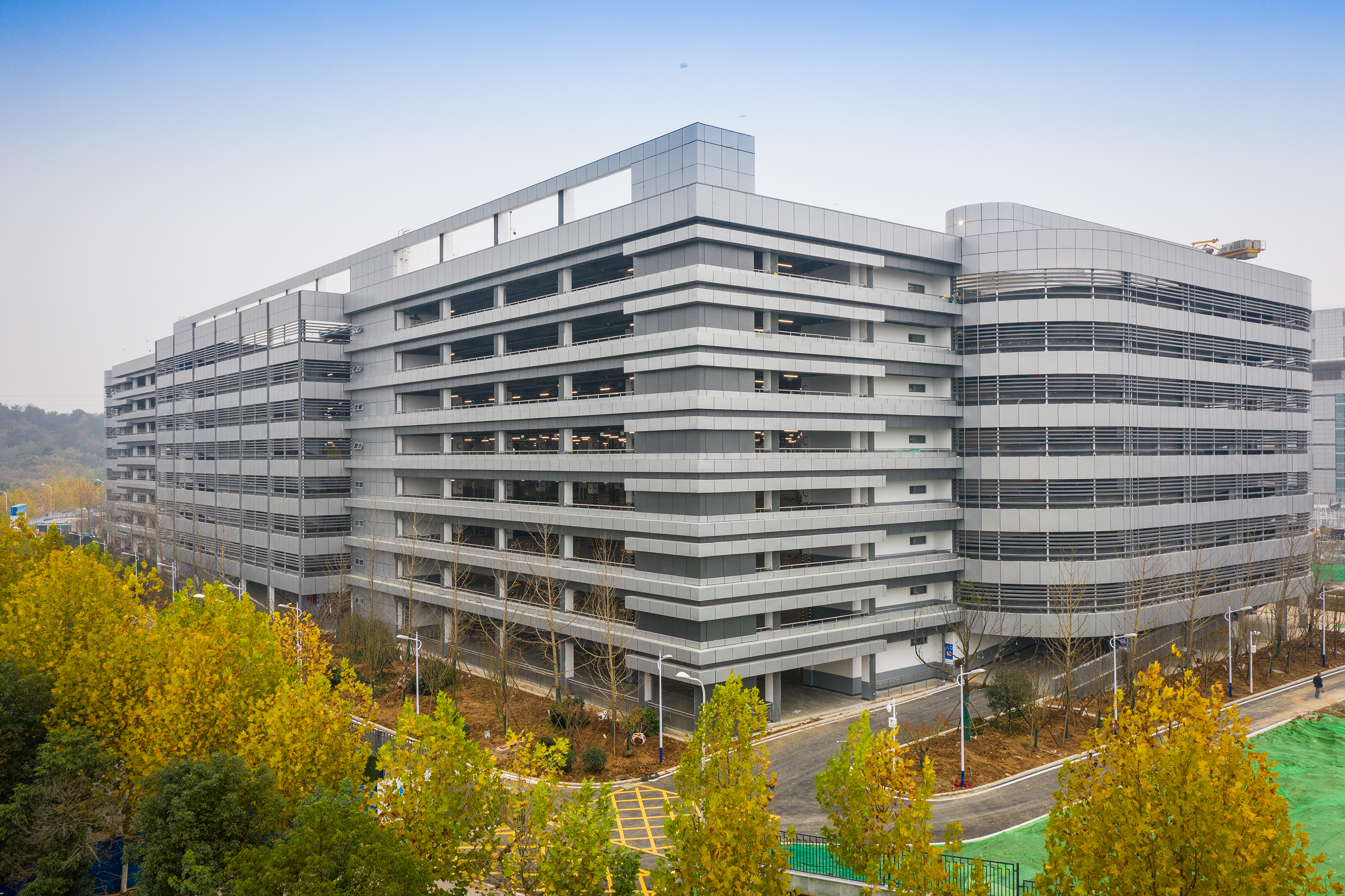 国内医院单体面积最大停车楼投用