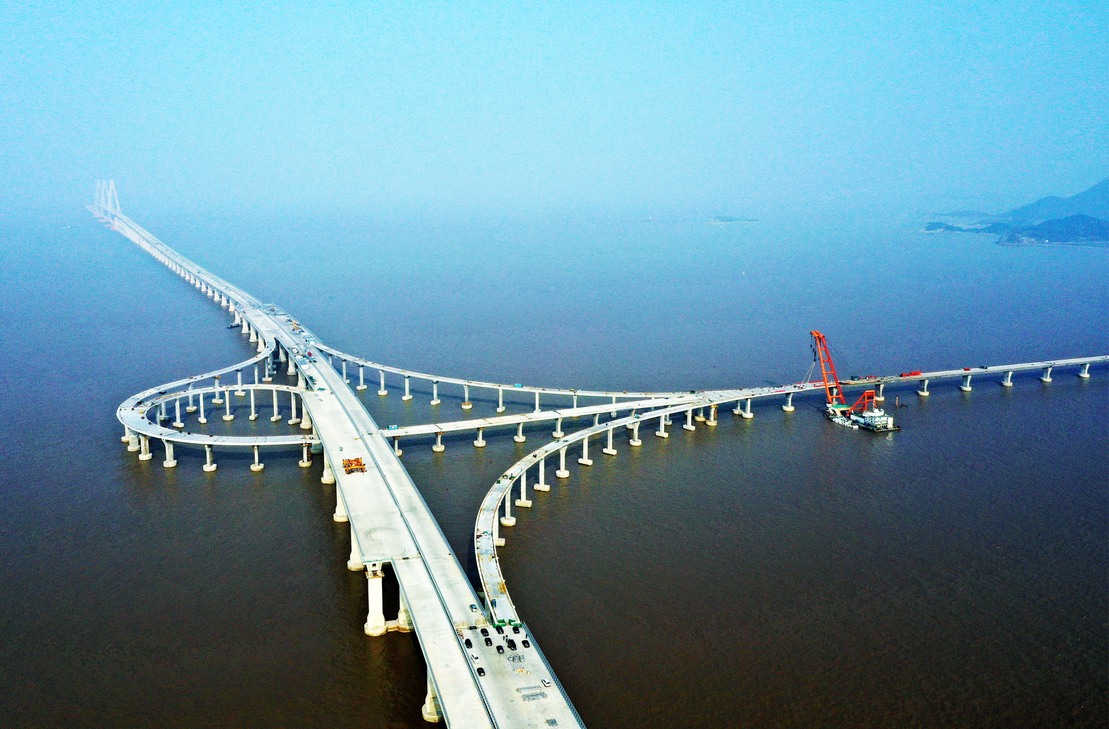 宁波舟山港主通道项目舟岱大桥全线贯通