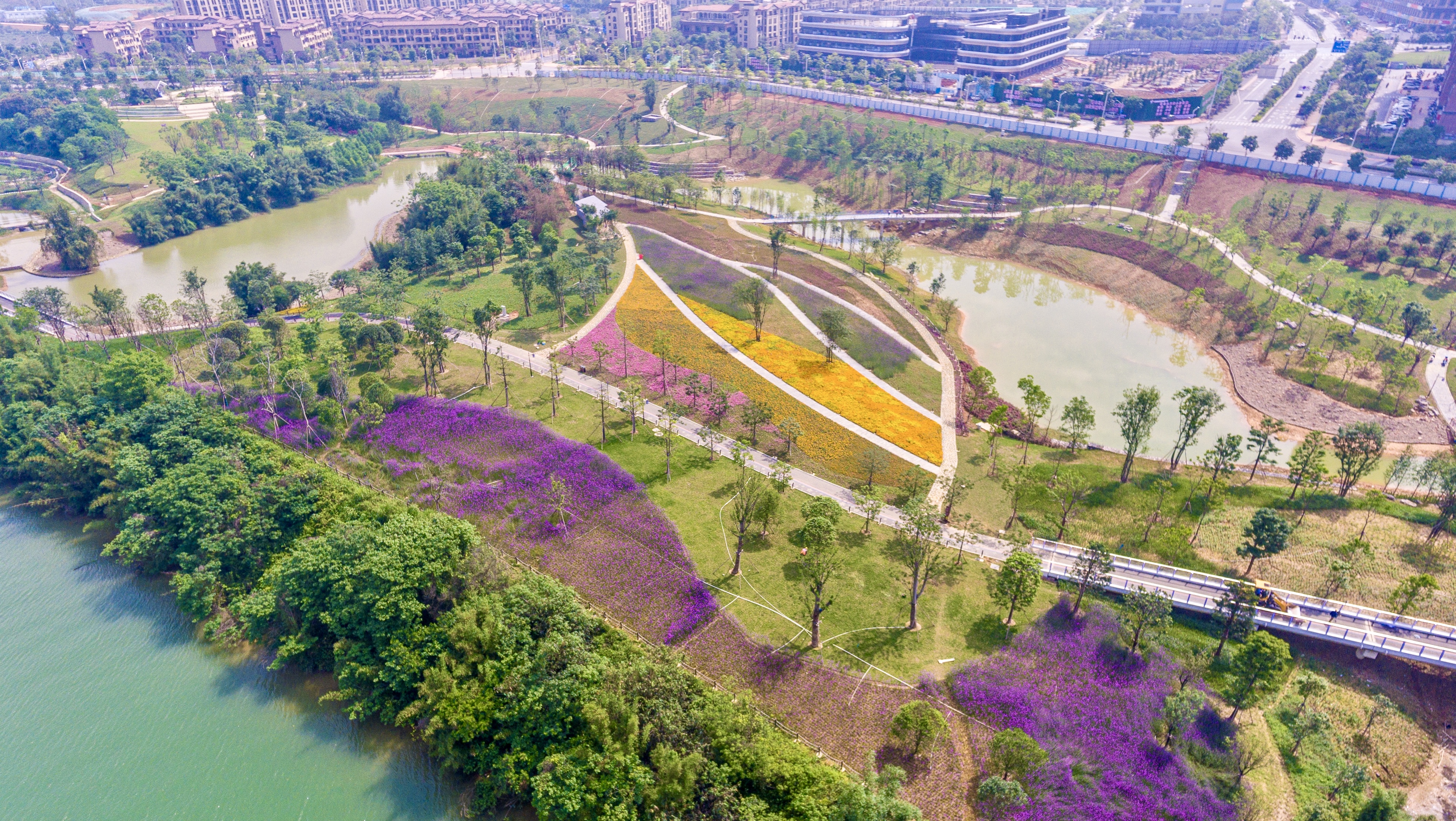 中建科工投资建设的柳州市柳东新区滨江生态公园开园