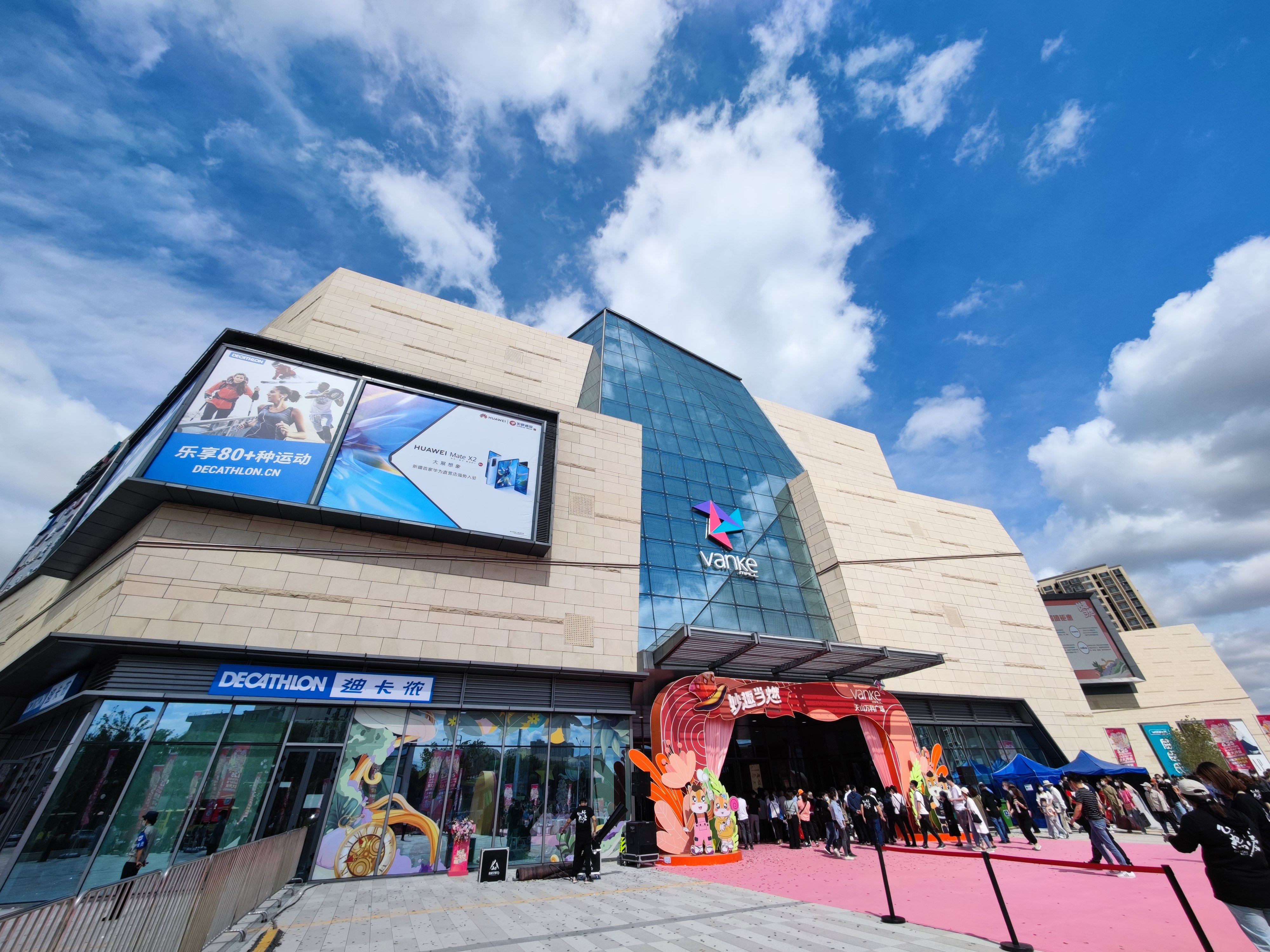 中建三局承建的西北地区首座万科广场在乌鲁木齐开业