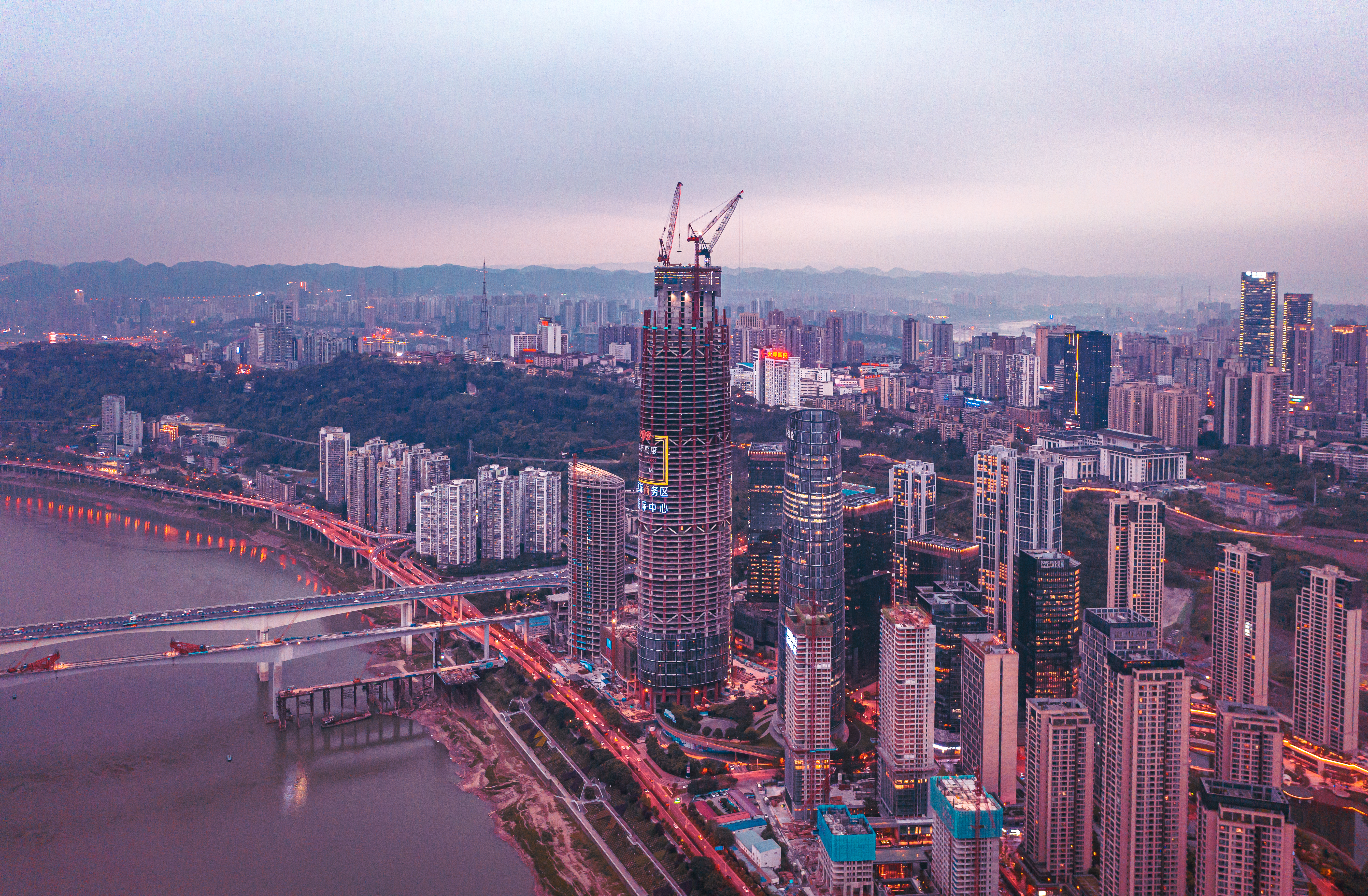 中建三局承建的陆海国际中心项目核心筒封顶刷新重庆城市天际线