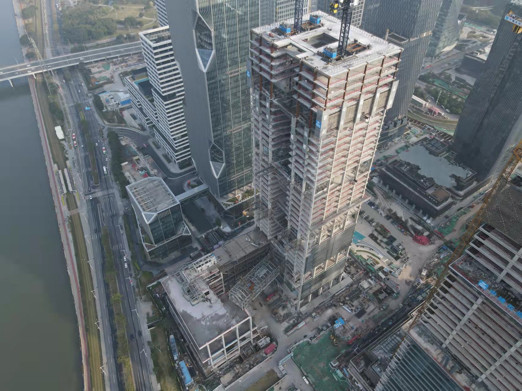 中建二局承建的腾讯广州总部大楼主体结构封顶