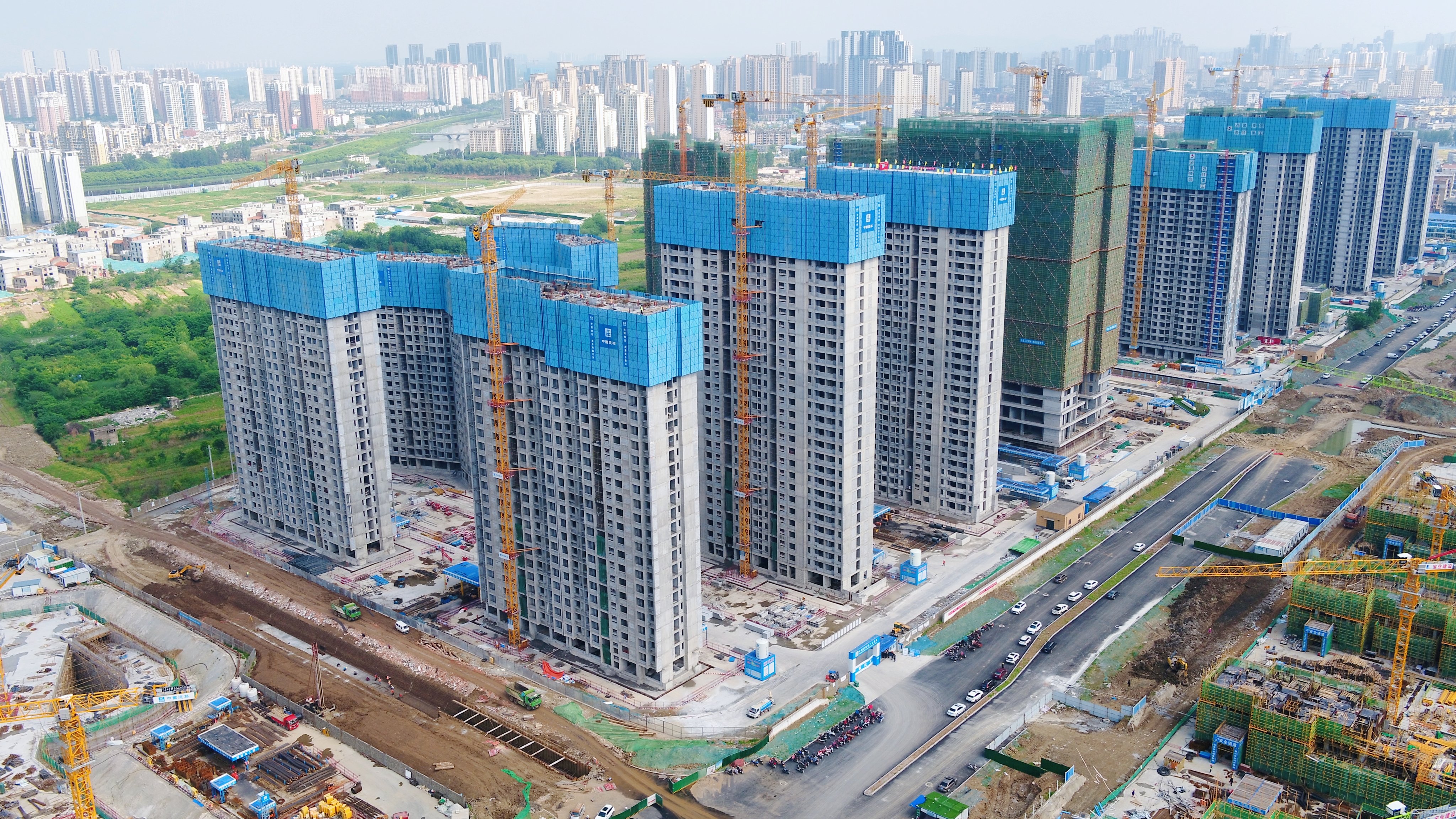 中建二局承建的湖北襄阳市青隽城公共租赁住房项目主体结构全面封顶