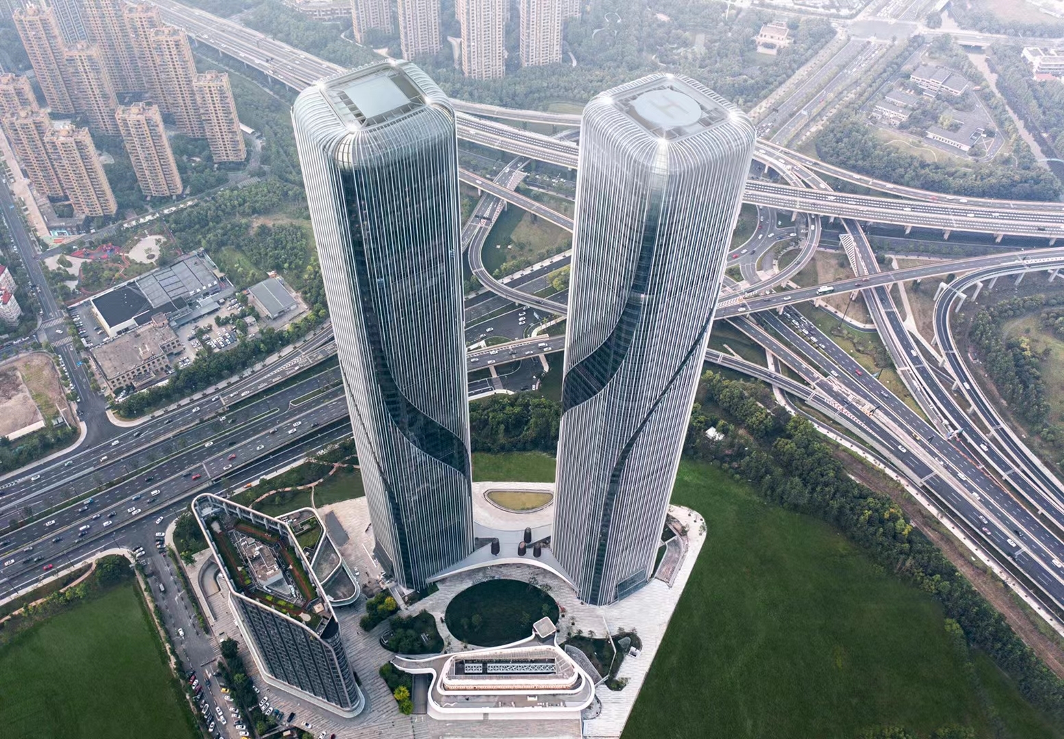 中建四局参建的世茂杭州智慧之门项目A塔楼顺利交付