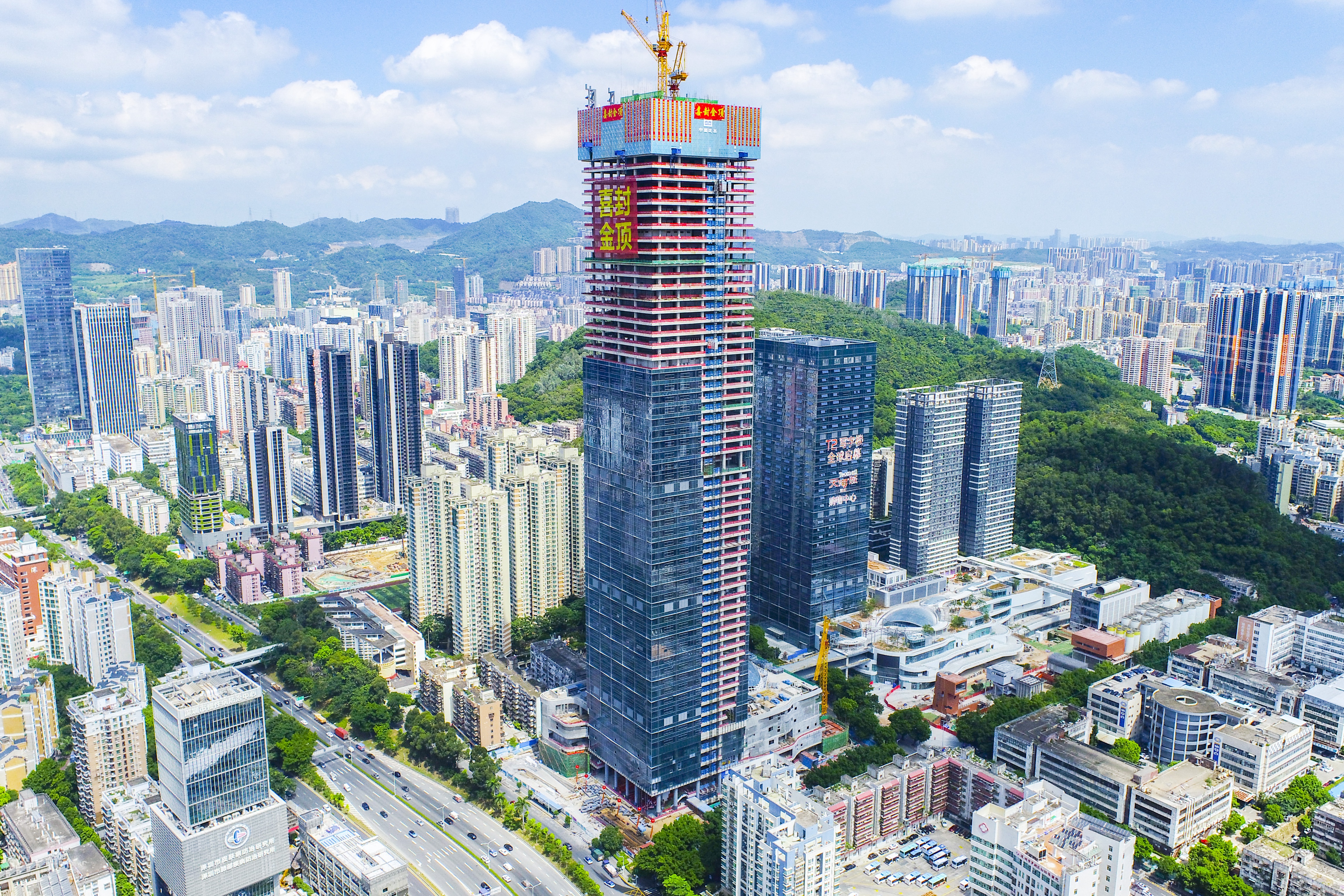 中建八局承建的深圳粤海置地大厦项目全面封顶