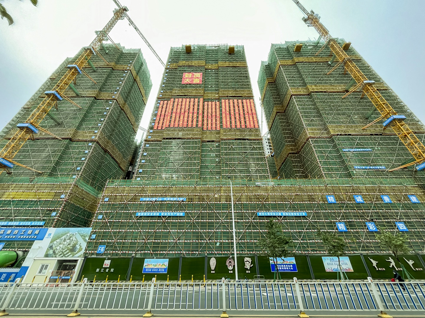 中建四局承建的佛山近年最大规模安置房项目全面封顶2.jpg