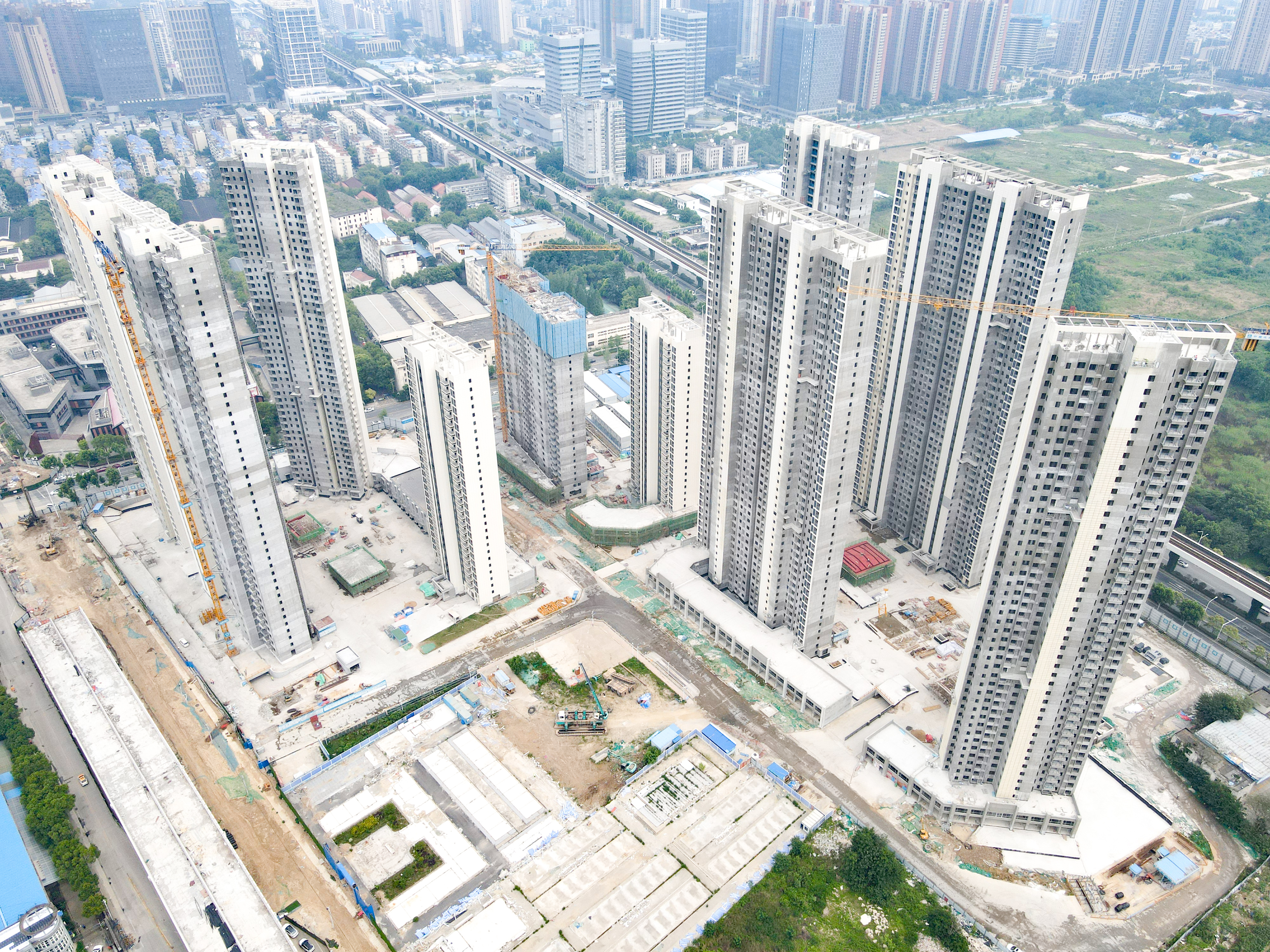 中建三局科创公司承建的武汉硚口易家墩还建房项目主体结构全面封顶