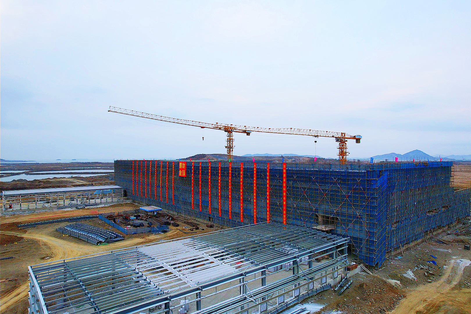 【中建安装投稿官网】中建安装承建的大连邮件处理中心一期总承包项目全面封顶.png