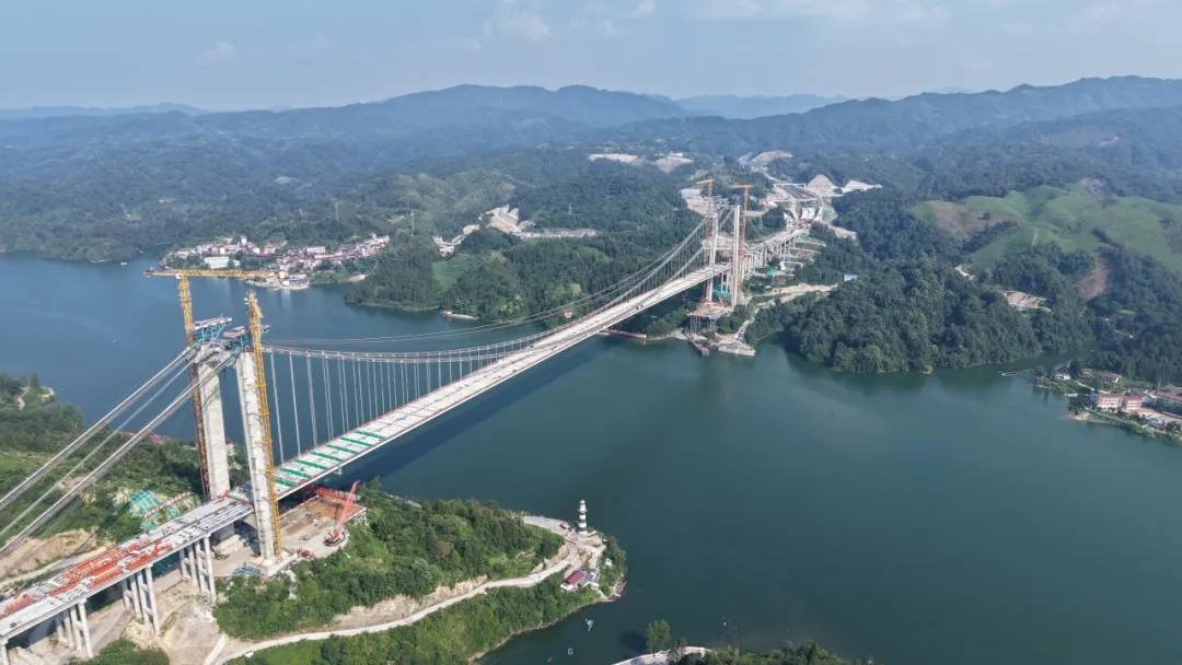 洞庭溪沅水特大桥合龙.jpg