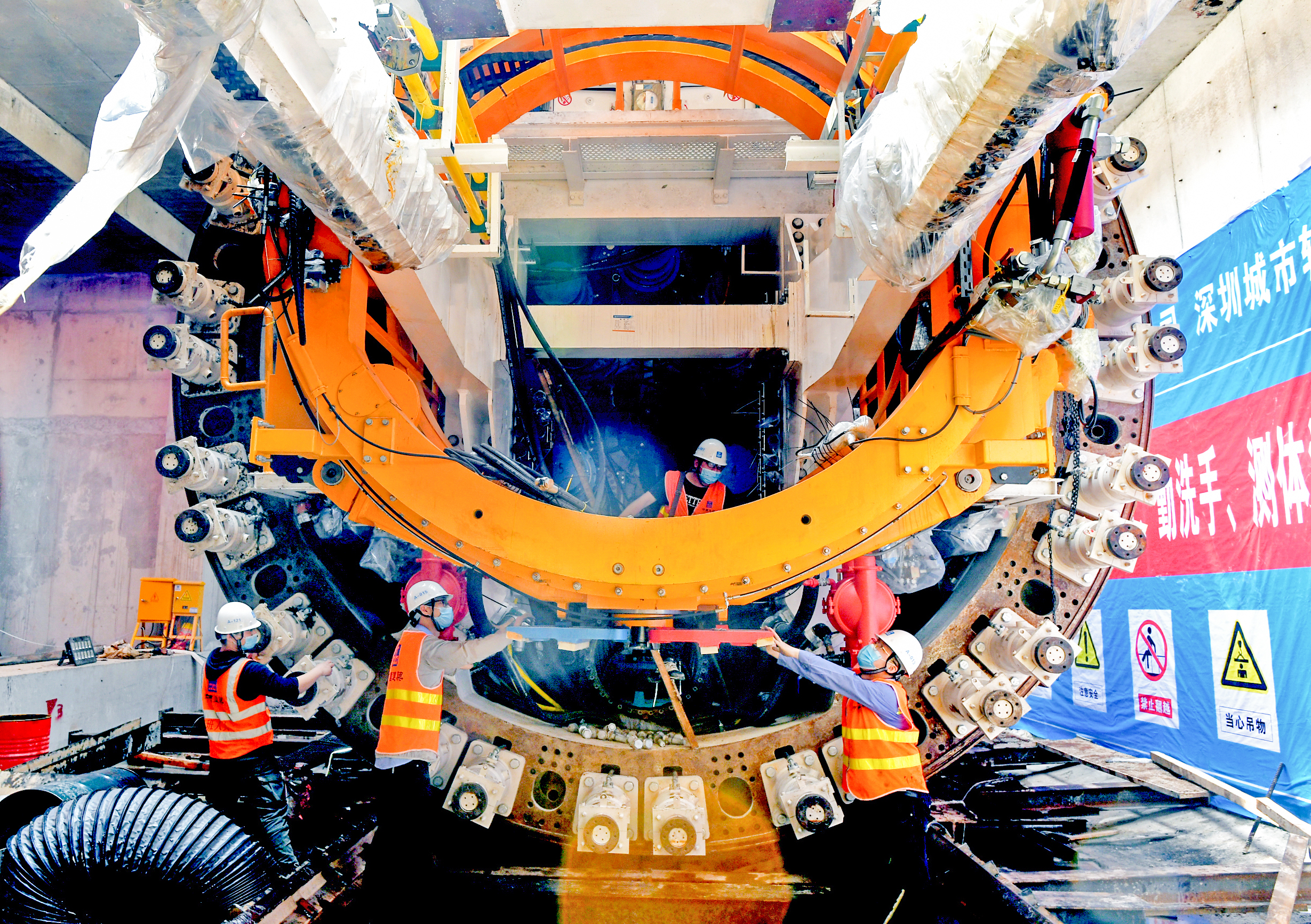 2020年3月16日,地铁13号线建设工人对白芒站第二台TBM双模盾构进行拼装调试.jpg 2020年3月16日,地铁13号线建设工人对白芒站第二台TBM双模盾构进行拼装调试.jpg