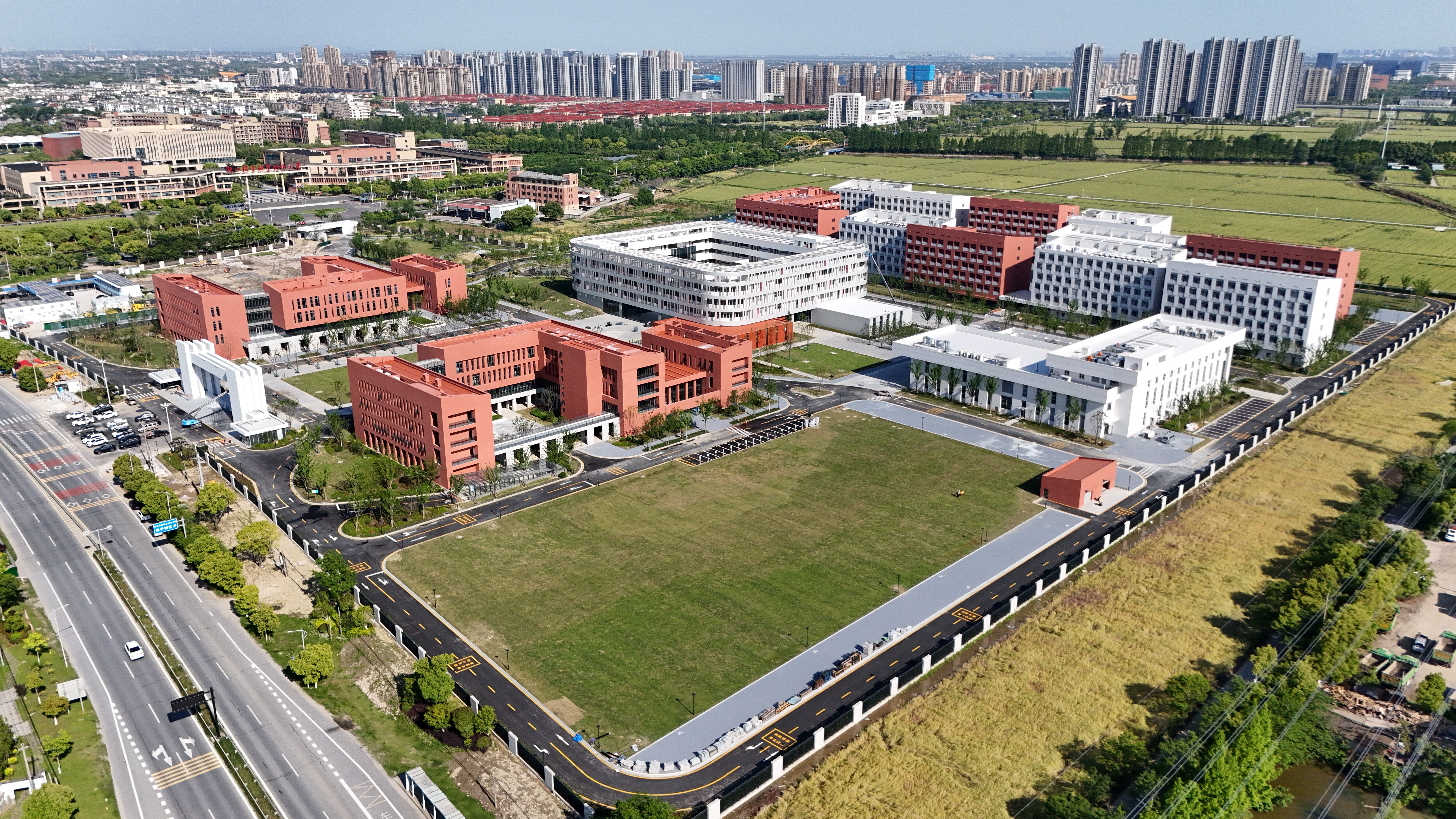 0522【公司新闻】-发展公司浙江机电职业技术大学二期项目顺利通过竣工验收.jpg