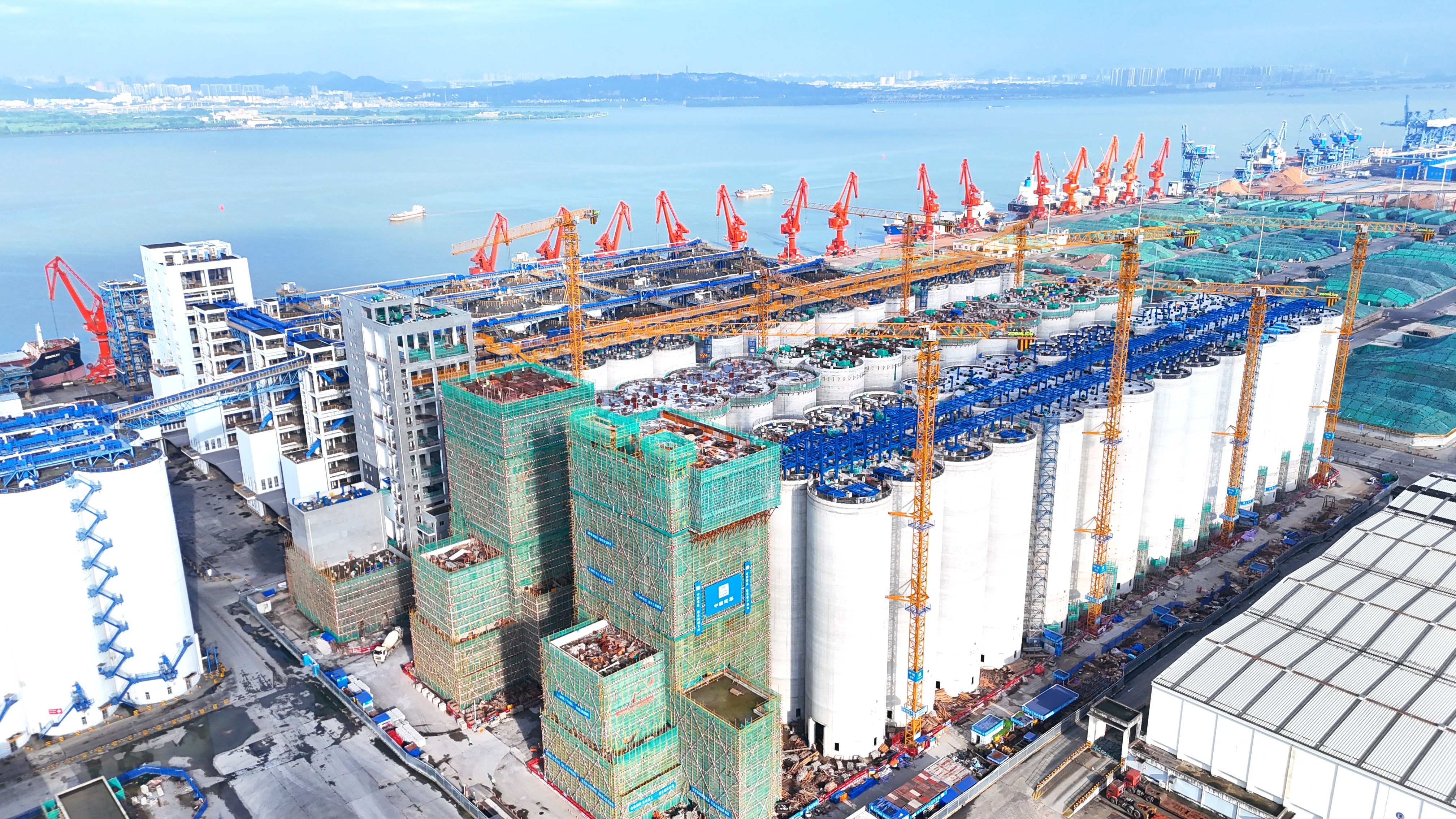 0821【公司新闻】-全国在建规模最大立筒仓群主体结构全面封顶.jpg 0821【公司新闻】-全国在建规模最大立筒仓群主体结构全面封顶.jpg