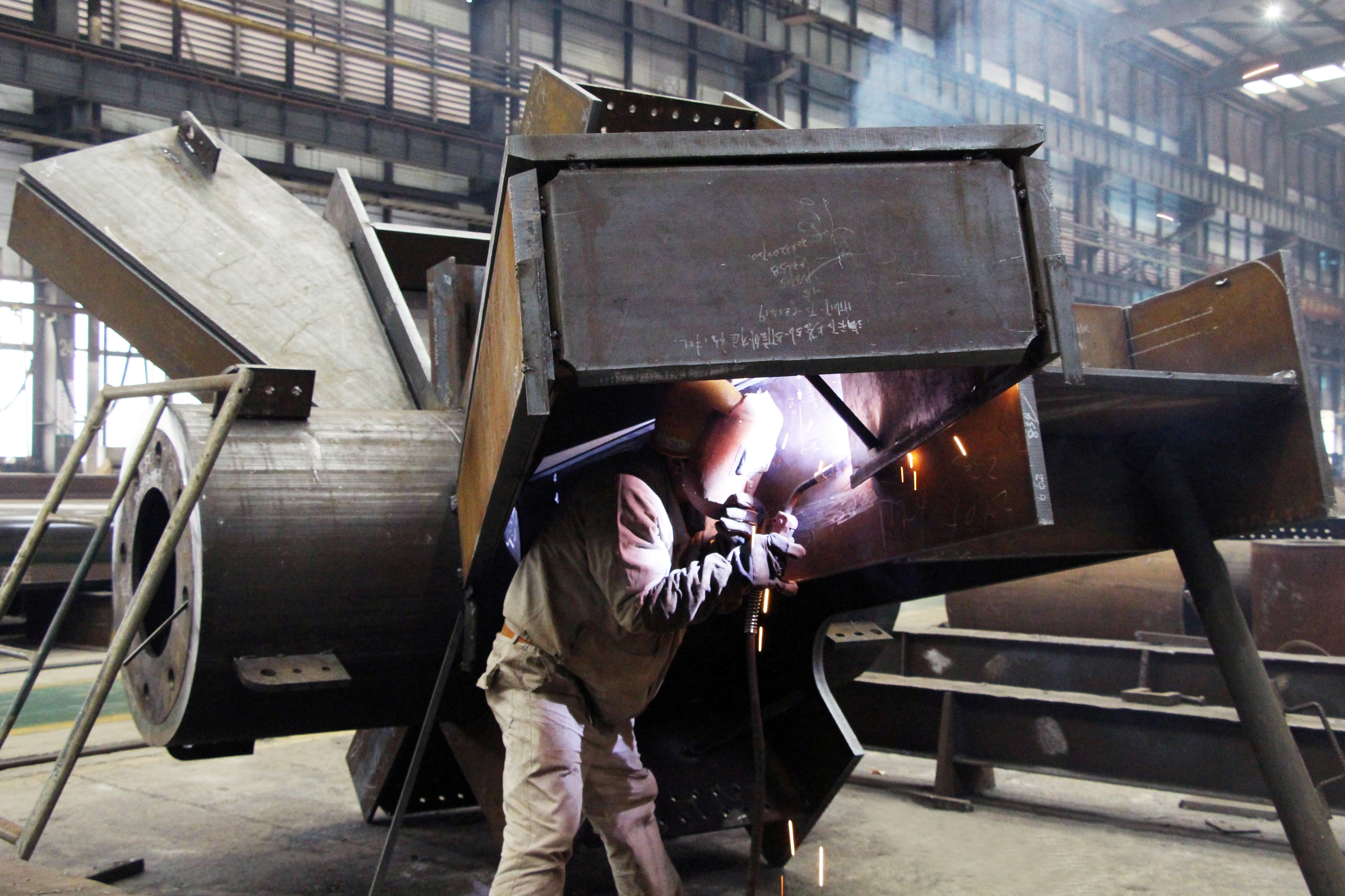 52《“躲”起来的焊工》中建钢构 徐森.jpg