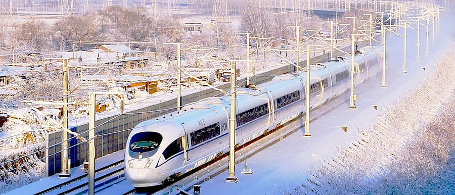 冰雪中，列车在哈大铁路上疾驰.jpg