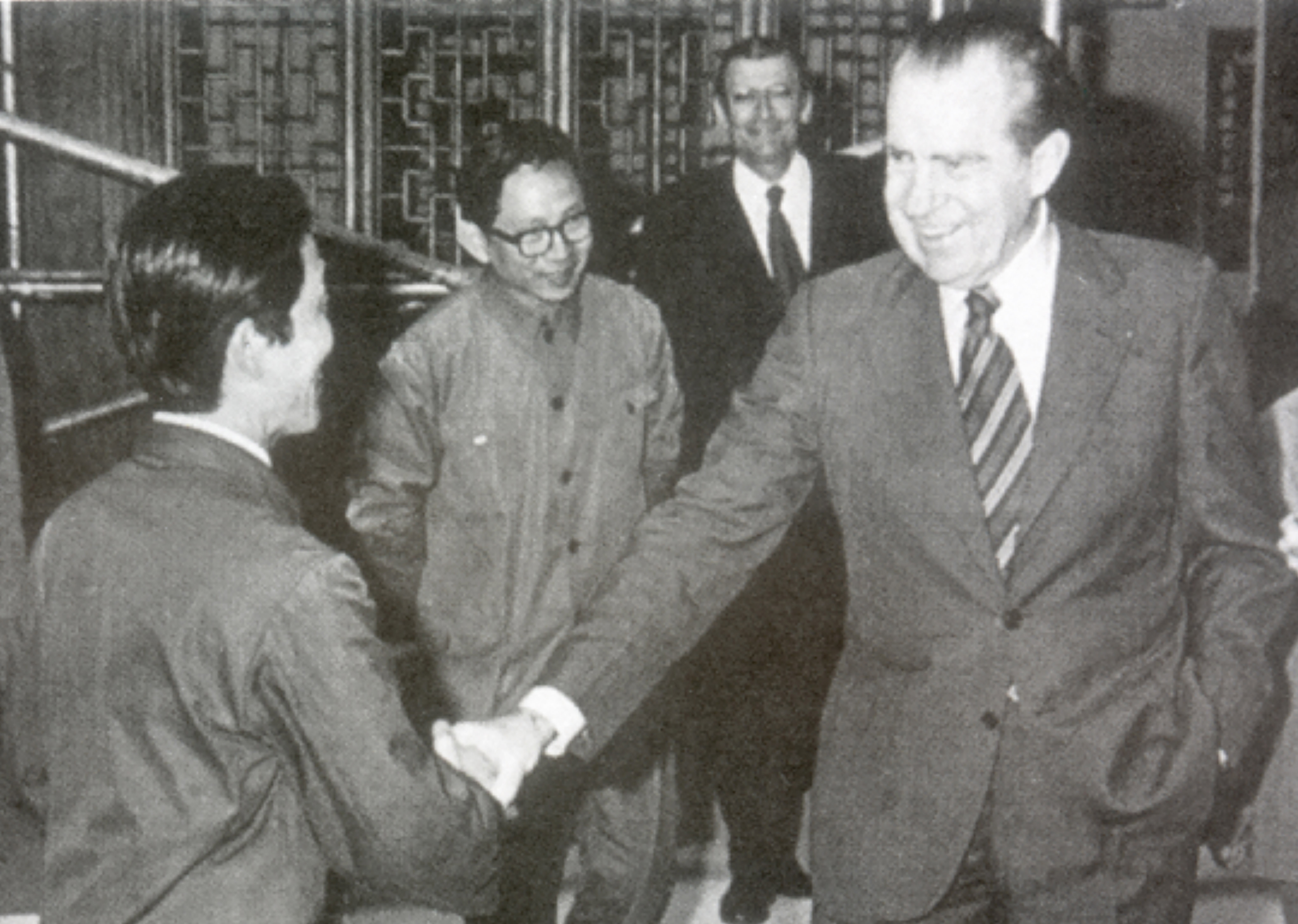 1980美国前总统尼克松接见我纽约明轩施工技术人员.jpg