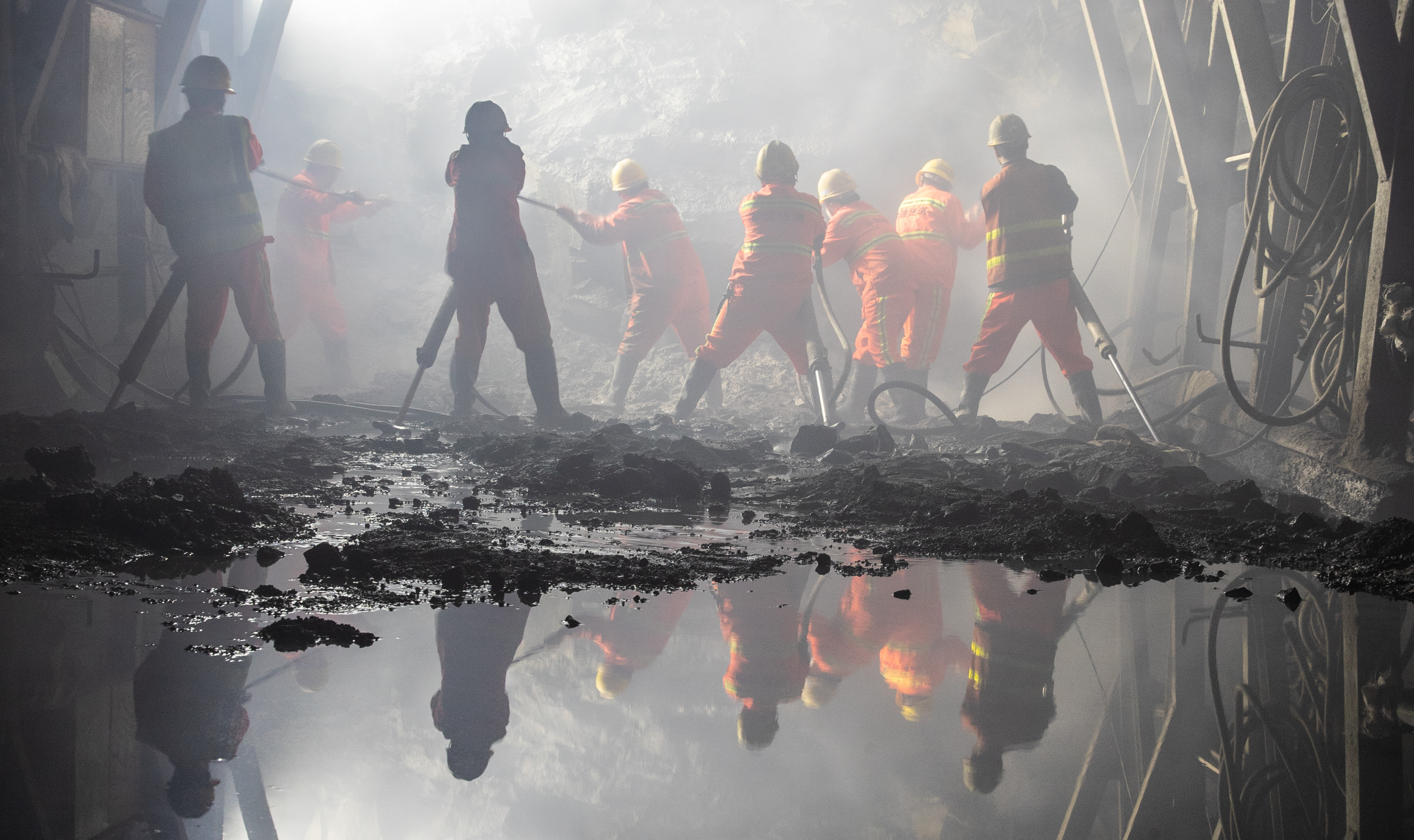 26《隧道奏鸣曲》 中建五局 邓尤东.jpg