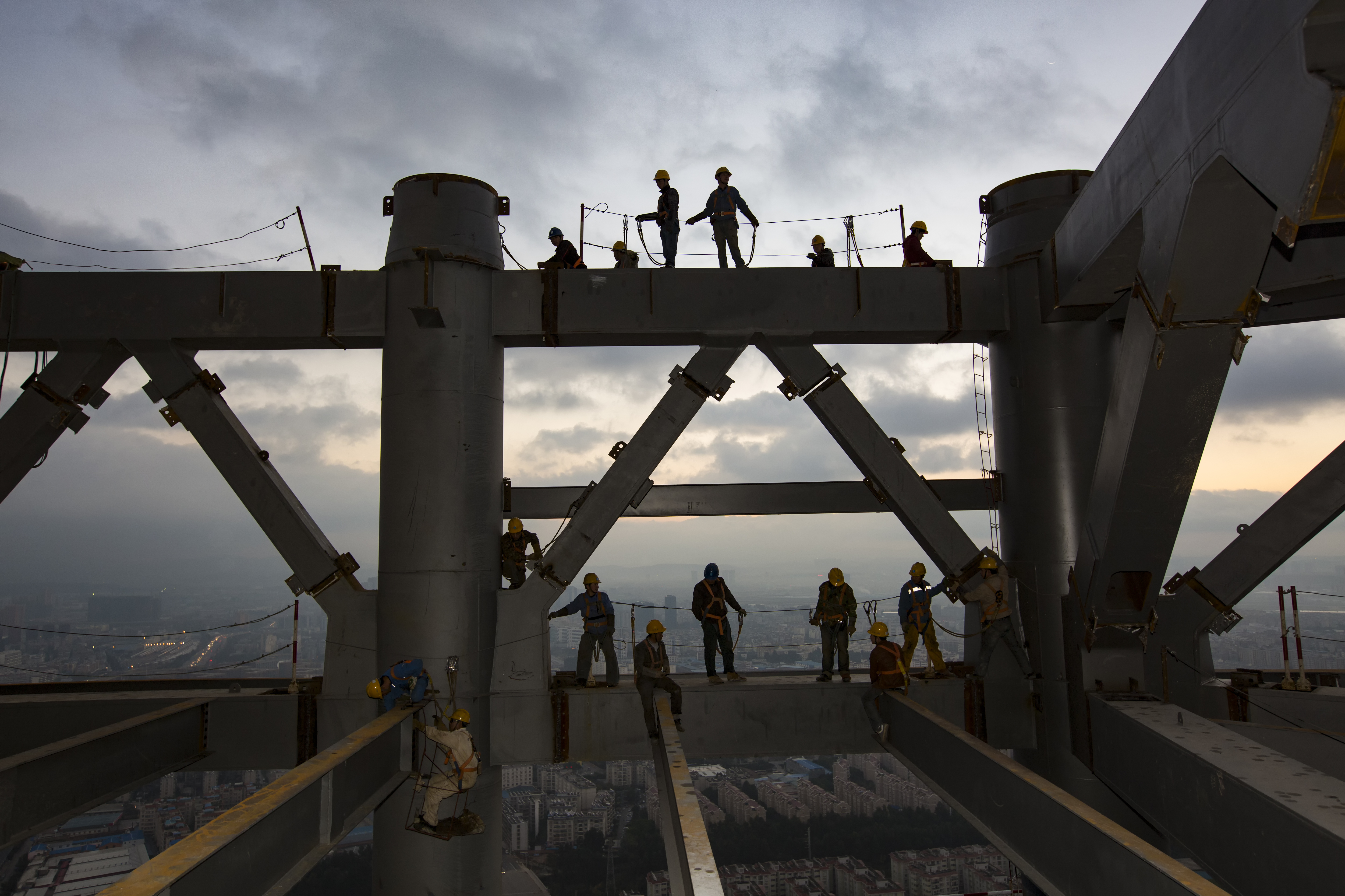 2014.11.20 晨曦中的昆明万达双塔 工人新一天的开始。.jpg 2014.11.20 晨曦中的昆明万达双塔 工人新一天的开始。.jpg