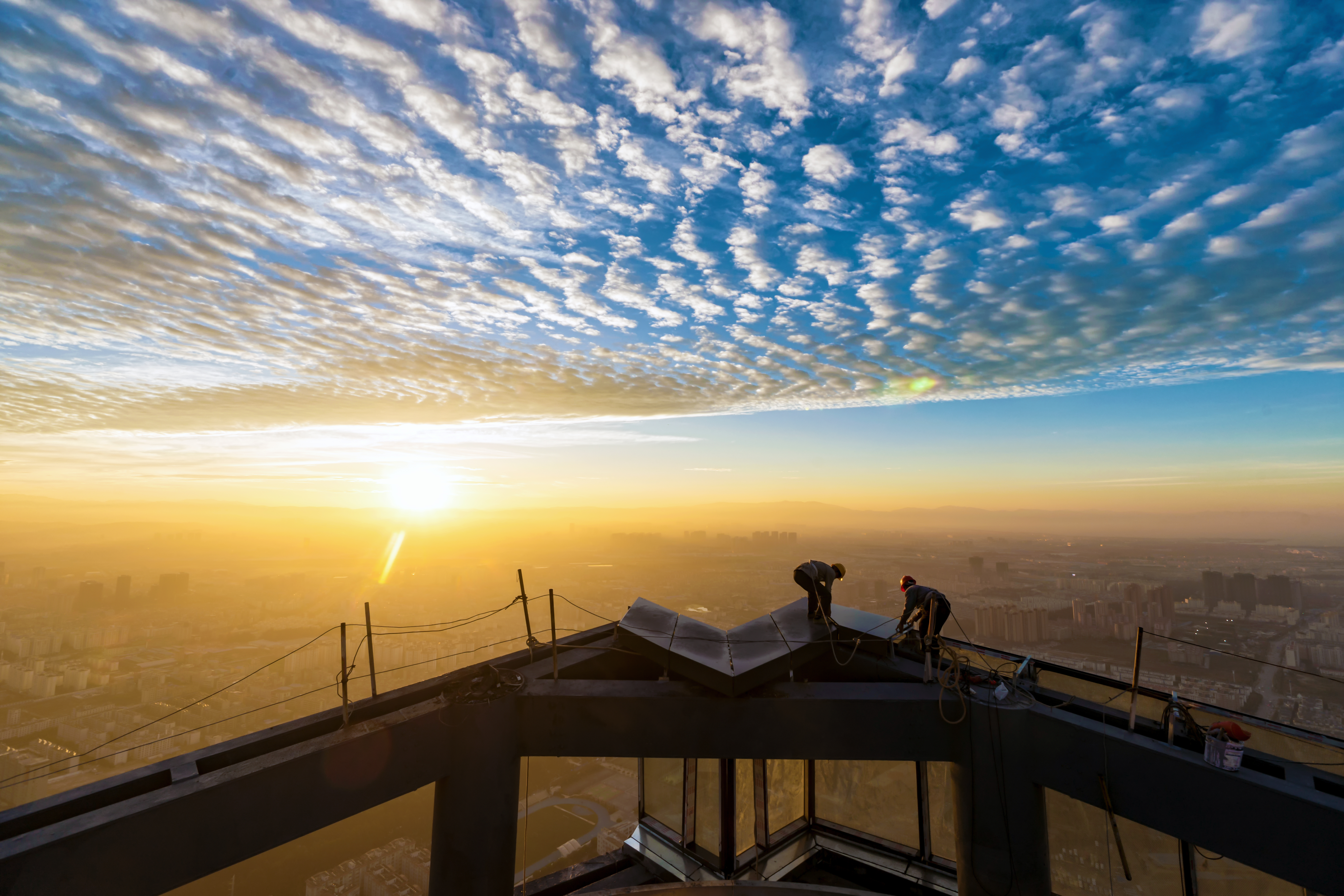 2015.11.17.昆明万达双塔顶端,夕阳下正在施工的工人师傅.jpg 2015.11.17.昆明万达双塔顶端,夕阳下正在施工的工人师傅.jpg