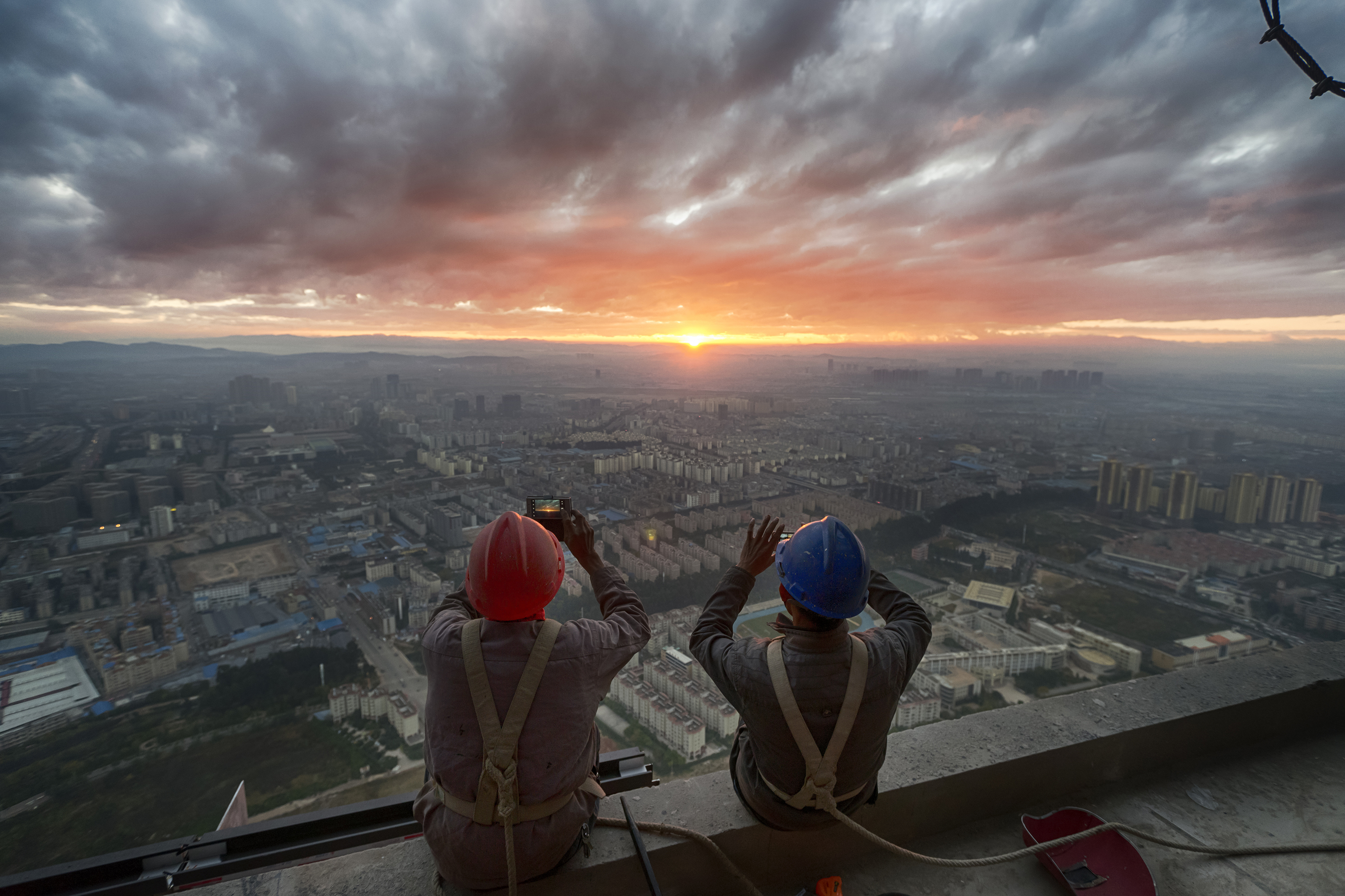 11.24昆明万达双塔顶端,两名工人师傅的诗和远方.jpg