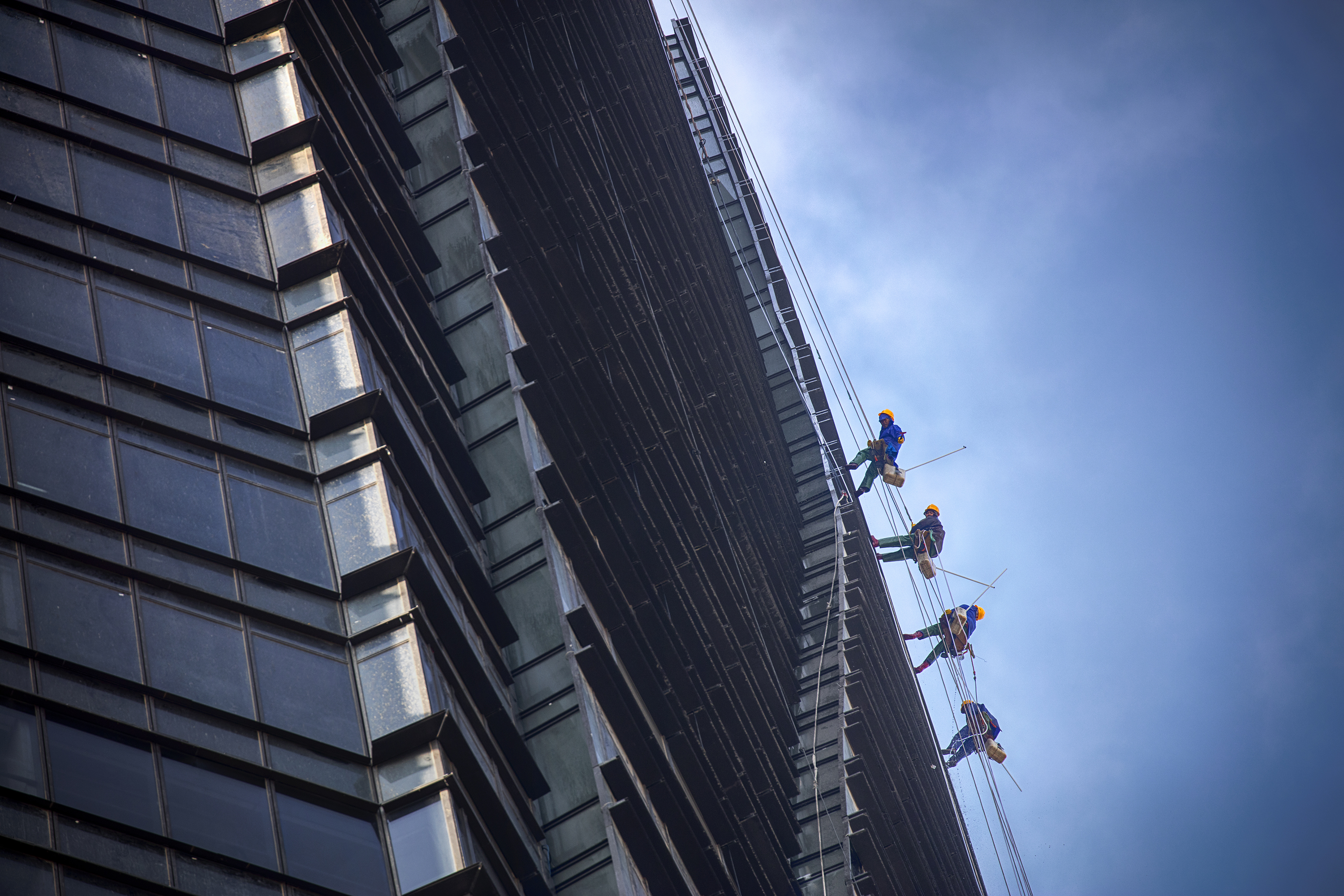 2015.12.09.昆明万达双塔四名蜘蛛人正在清洗外墙.jpg 2015.12.09.昆明万达双塔四名蜘蛛人正在清洗外墙.jpg