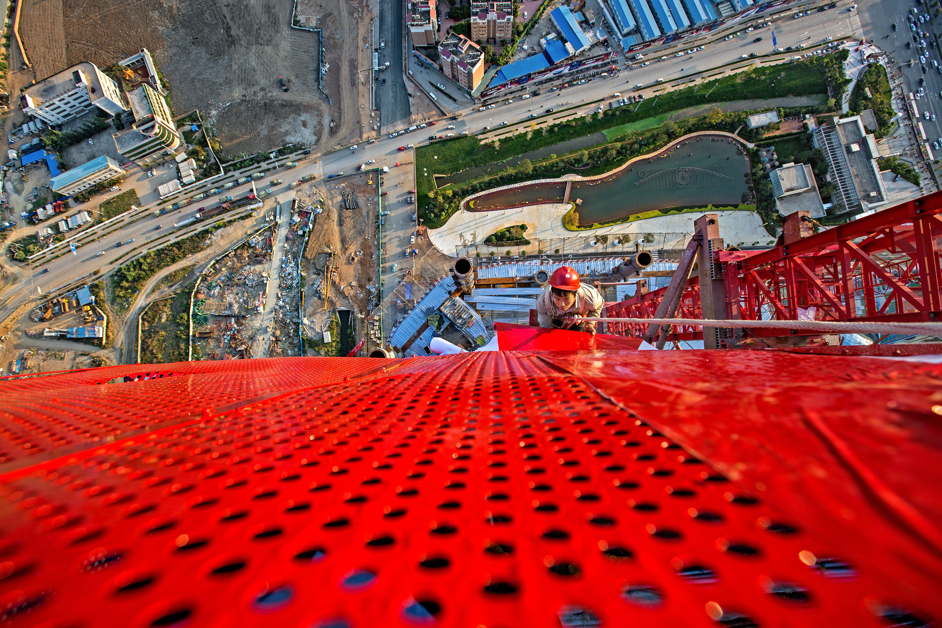 2017.3.10 昆明万达双塔工人吊着安全绳进行幕墙清洗。.jpg 2017.3.10 昆明万达双塔工人吊着安全绳进行幕墙清洗。.jpg