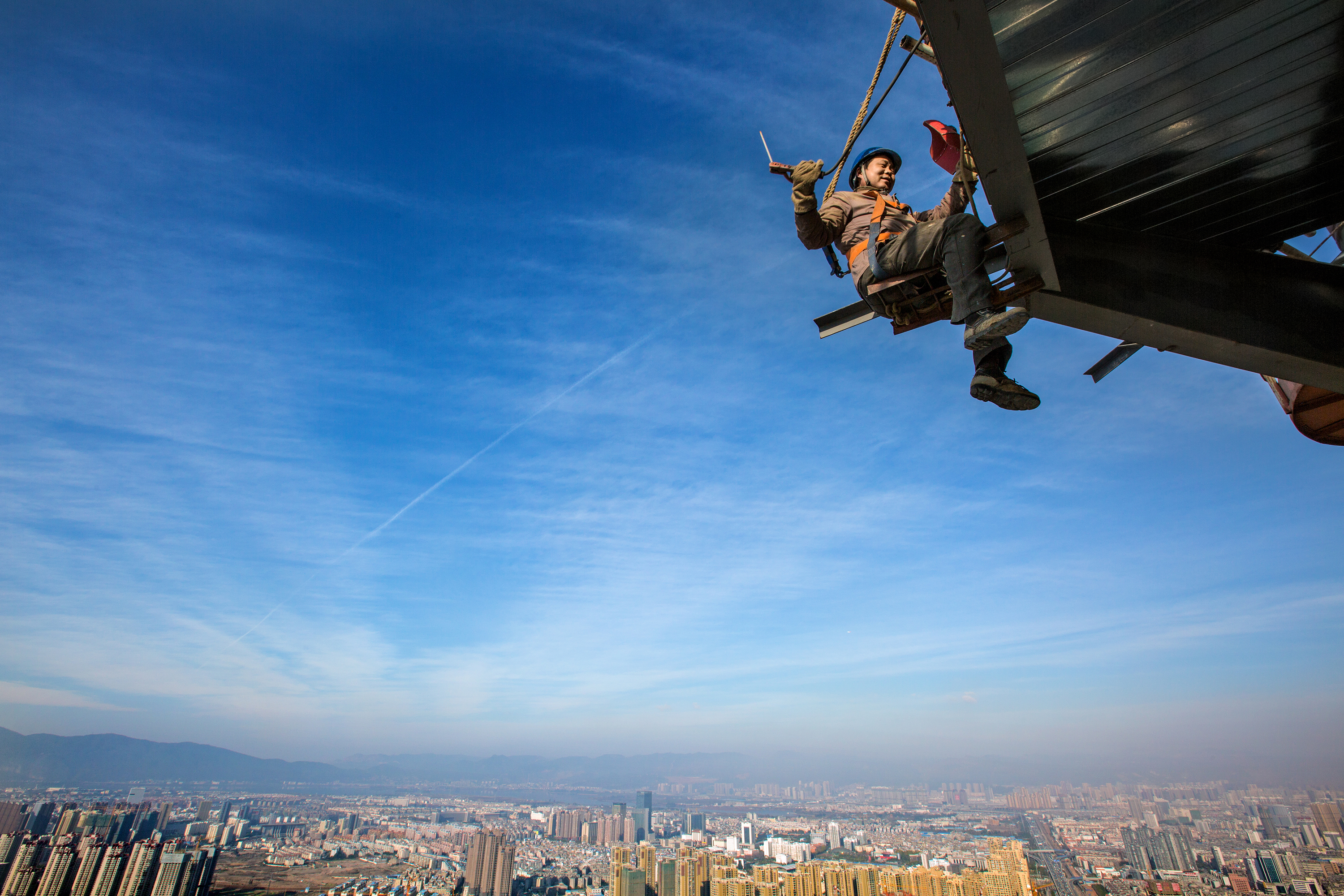 2017.3.10 昆明万达双塔工人正凌空进行外框楼承板铺设.jpg 2017.3.10 昆明万达双塔工人正凌空进行外框楼承板铺设.jpg