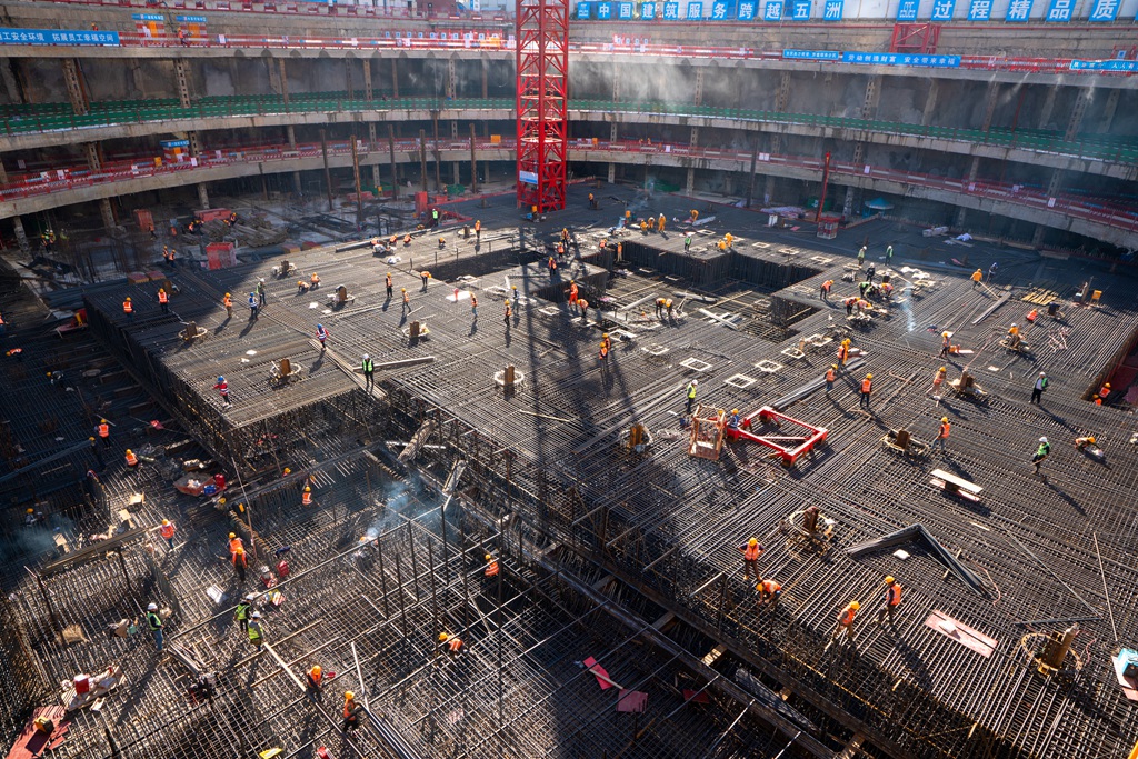 2017.12.20昆明“春之眼”项目工人们热火朝天地作业场景。一根根钢筋在一个个工人的手上编织出的艺术品,是昆明第一高楼“春之眼”的基础。.jpg 2017.12.20昆明“春之眼”项目工人们热火朝天地作业场景。一根根钢筋在一个个工人的手上编织出的艺术品,是昆明第一高楼“春之眼”的基础。.jpg