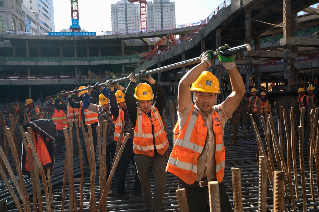 格式工厂2017.12.22.昆明“春之眼”项目工地上,一队托举钢筋的工人.jpg 格式工厂2017.12.22.昆明“春之眼”项目工地上,一队托举钢筋的工人.jpg