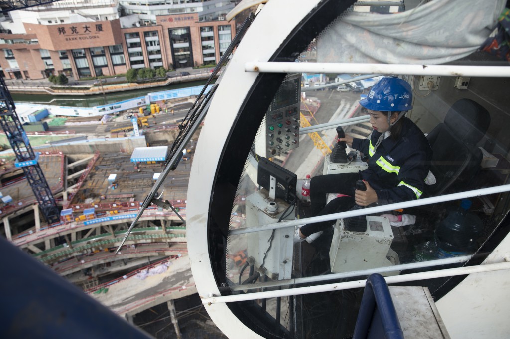 格式工厂2019.01.02.昆明“春之眼”项目,被中央电视台等媒体争相报道的网红塔吊司机刘家琼,在70米高的云端操控整个云南唯一最大动臂塔吊。.jpg 格式工厂2019.01.02.昆明“春之眼”项目,被中央电视台等媒体争相报道的网红塔吊司机刘家琼,在70米高的云端操控整个云南唯一最大动臂塔吊。.jpg