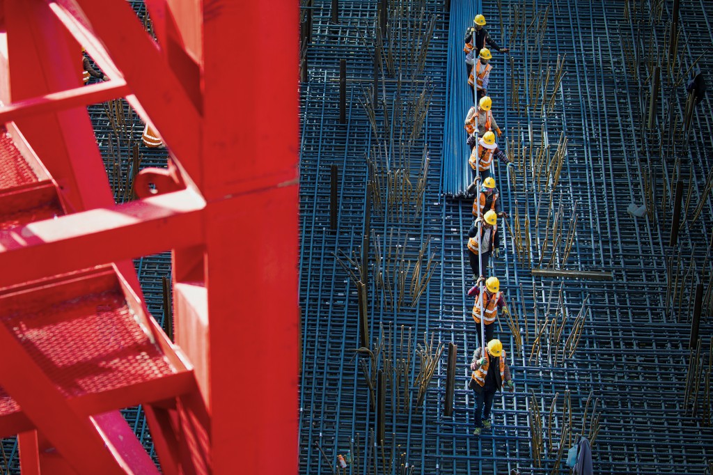 格式工厂2019.01.10.昆明“春之眼”项目施工现场,一列抬着钢筋的工人从密集的钢筋网上走过。.jpg 格式工厂2019.01.10.昆明“春之眼”项目施工现场,一列抬着钢筋的工人从密集的钢筋网上走过。.jpg