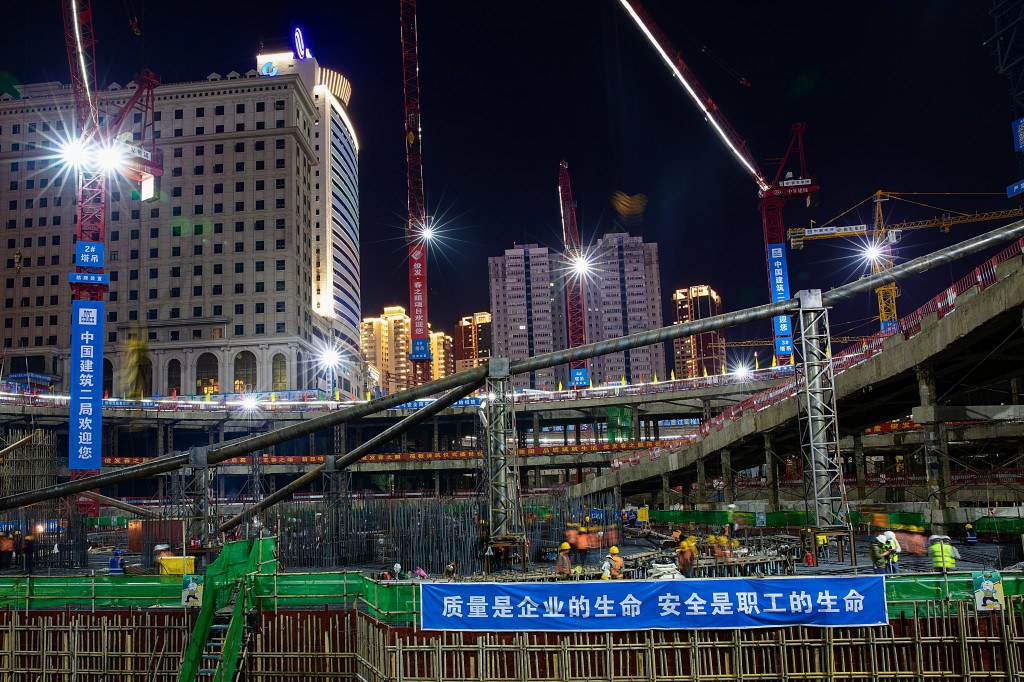 格式工厂2019.01.25.昆明“春之眼”项目,霓虹灯下繁忙的工地.jpg 格式工厂2019.01.25.昆明“春之眼”项目,霓虹灯下繁忙的工地.jpg