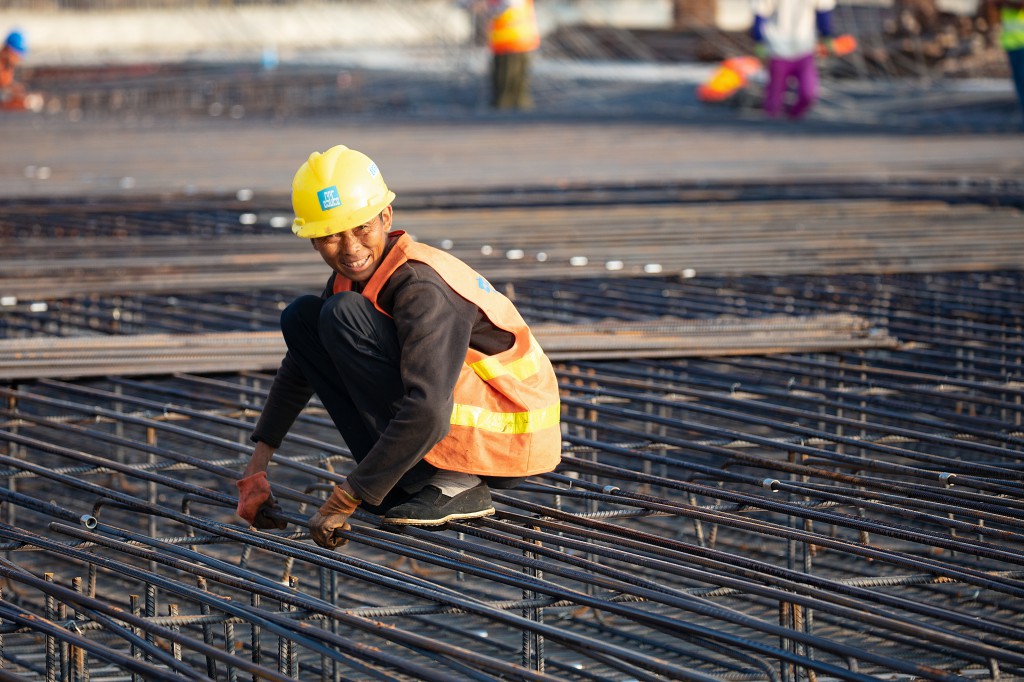 云南省鲁甸县卯家湾易迁安置区项目,工人师傅的笑脸,他的脚下是10栋18