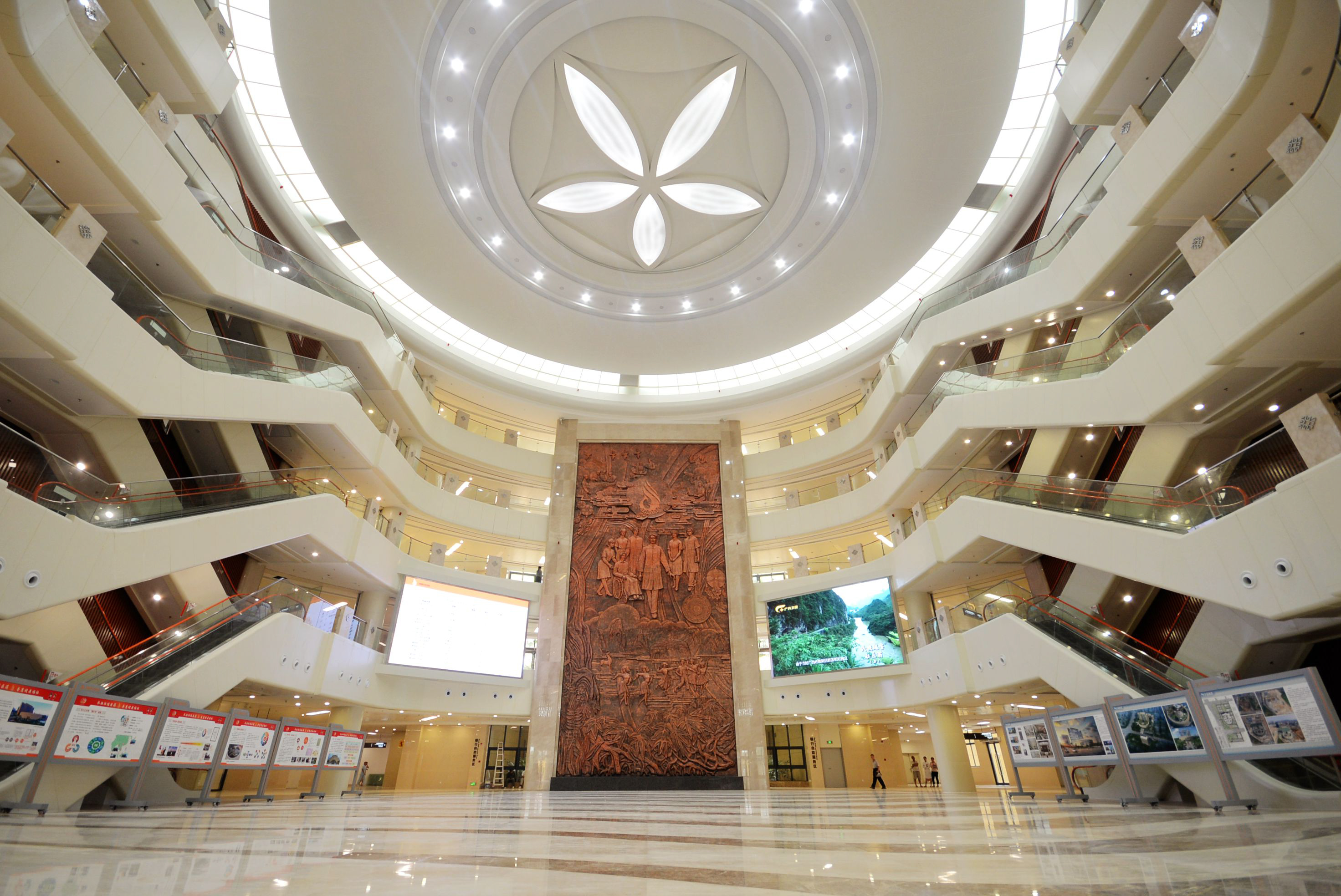 32《绣球迎客——广西国际壮医医院门诊大楼镶嵌的巨大绣球造形》 中建八局 梁东景.jpg