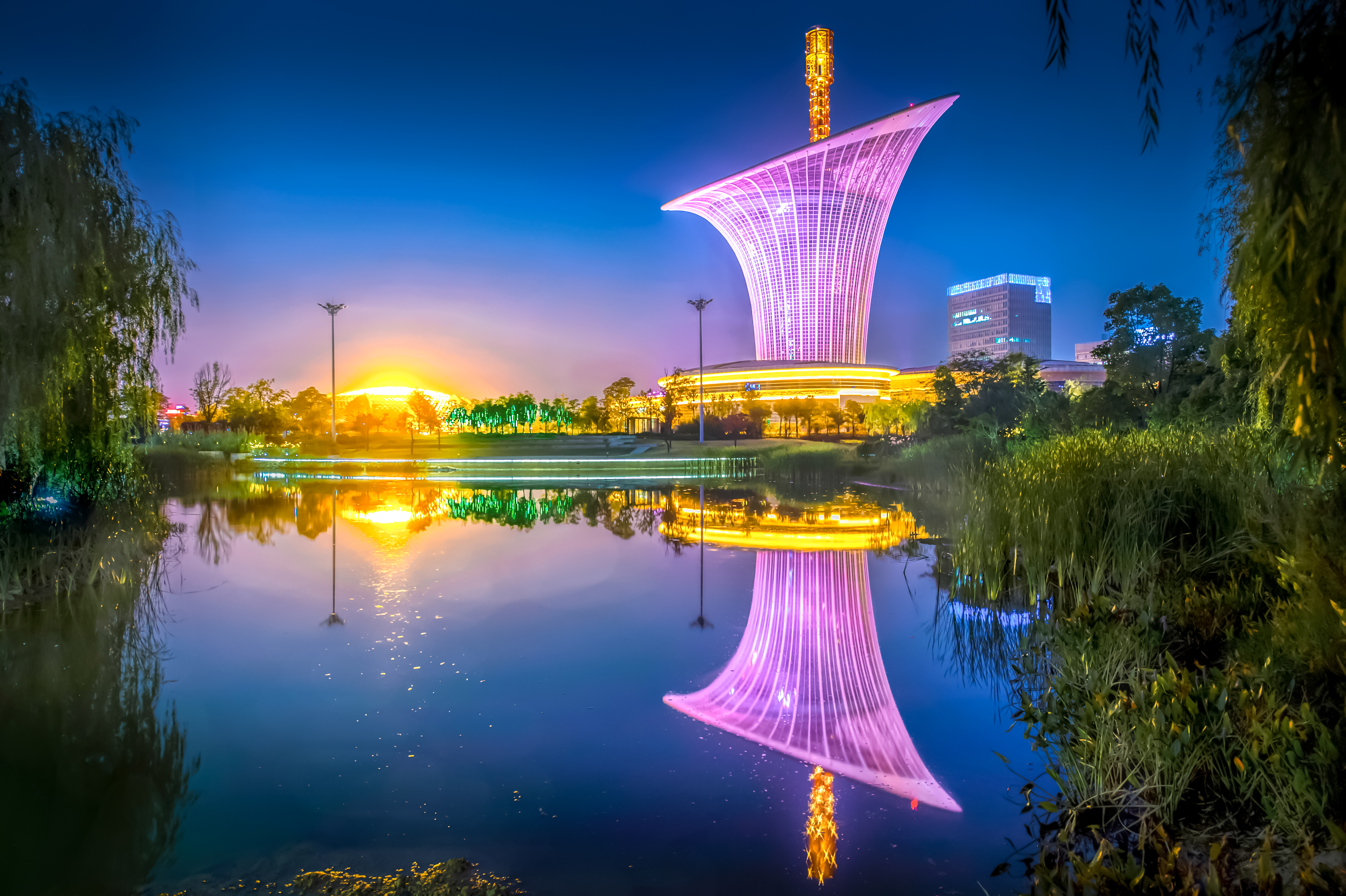 14《武汉新能源研究院大楼夜景》中建三局 曾院平.jpg