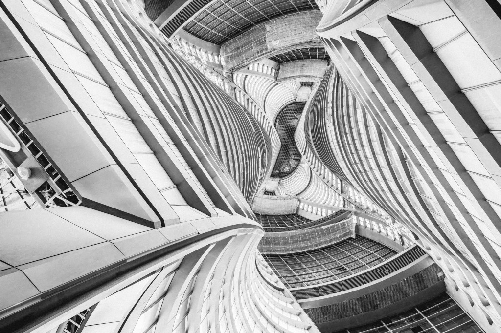 格式工厂《曲线美2》——图片说明：由世界知名设计师扎哈设计，中建八局施工，正是两者的结合才呈现给世人如此美妙的曲线—作者：夏天龙—电话：18702122565-2.jpg