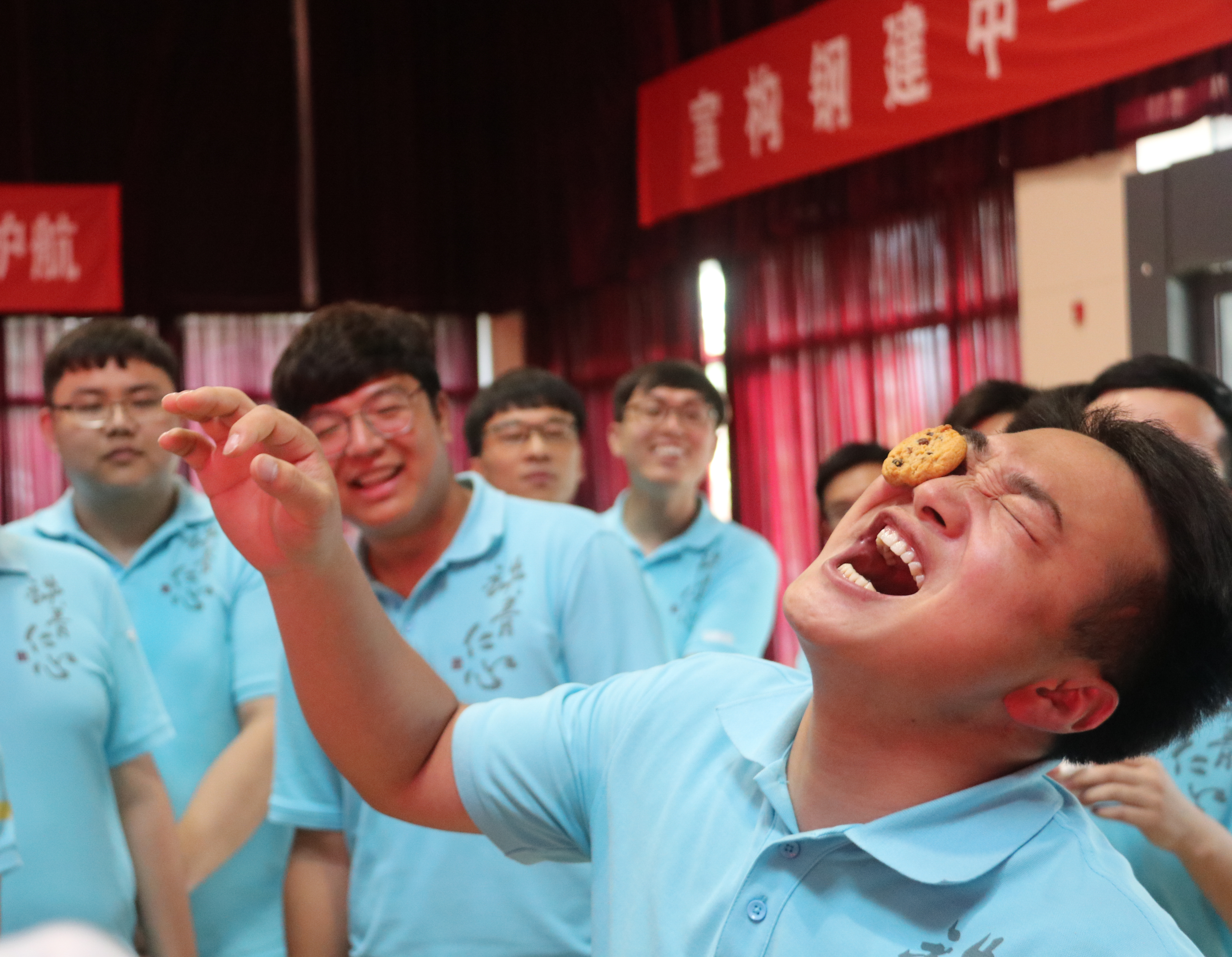 49《中建钢构北方大区新员工培训期间组织趣味游戏"脸吃饼干",引爆一