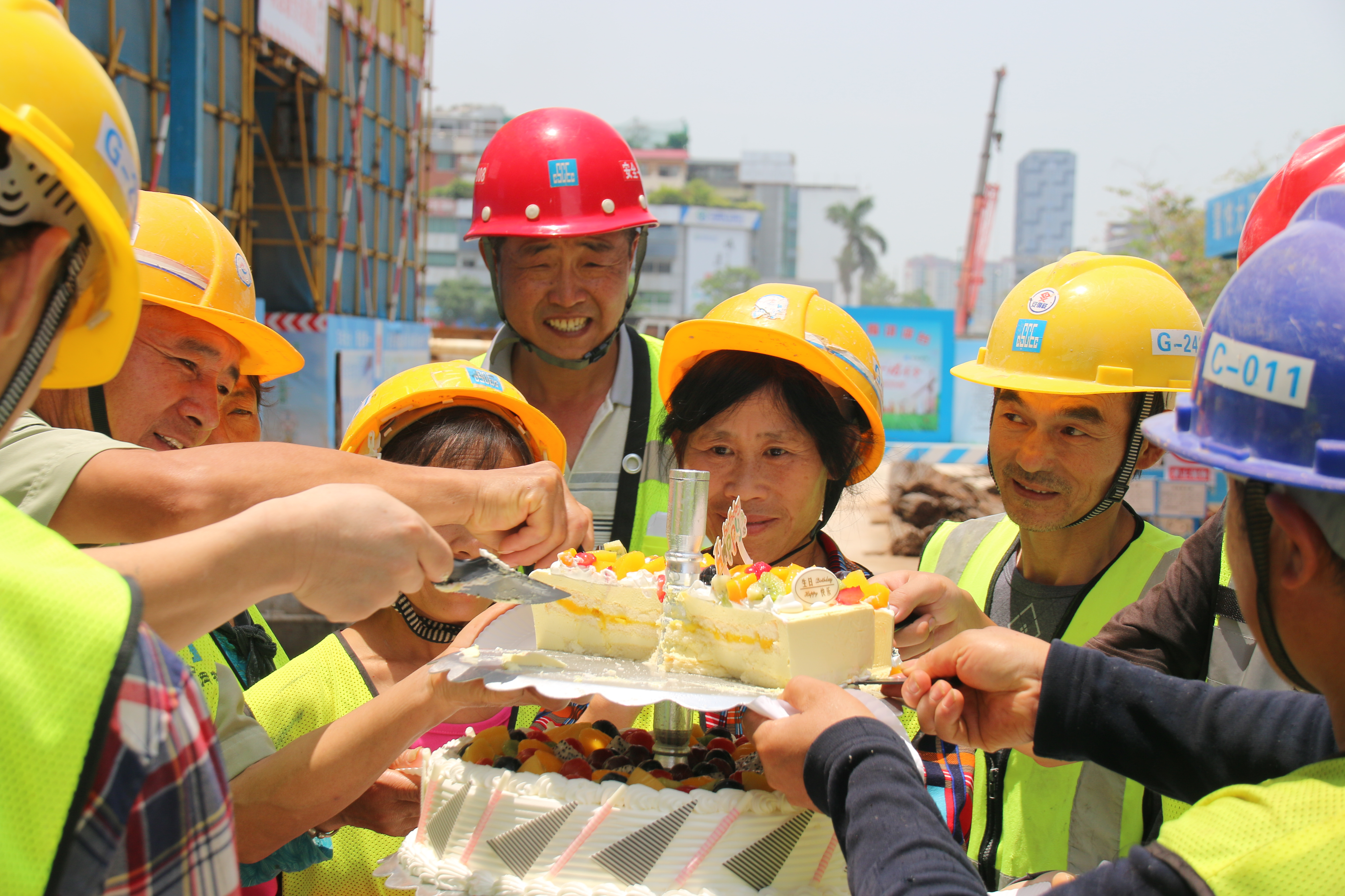 43《工地上的集体生日会》中建钢构 马春华.jpg