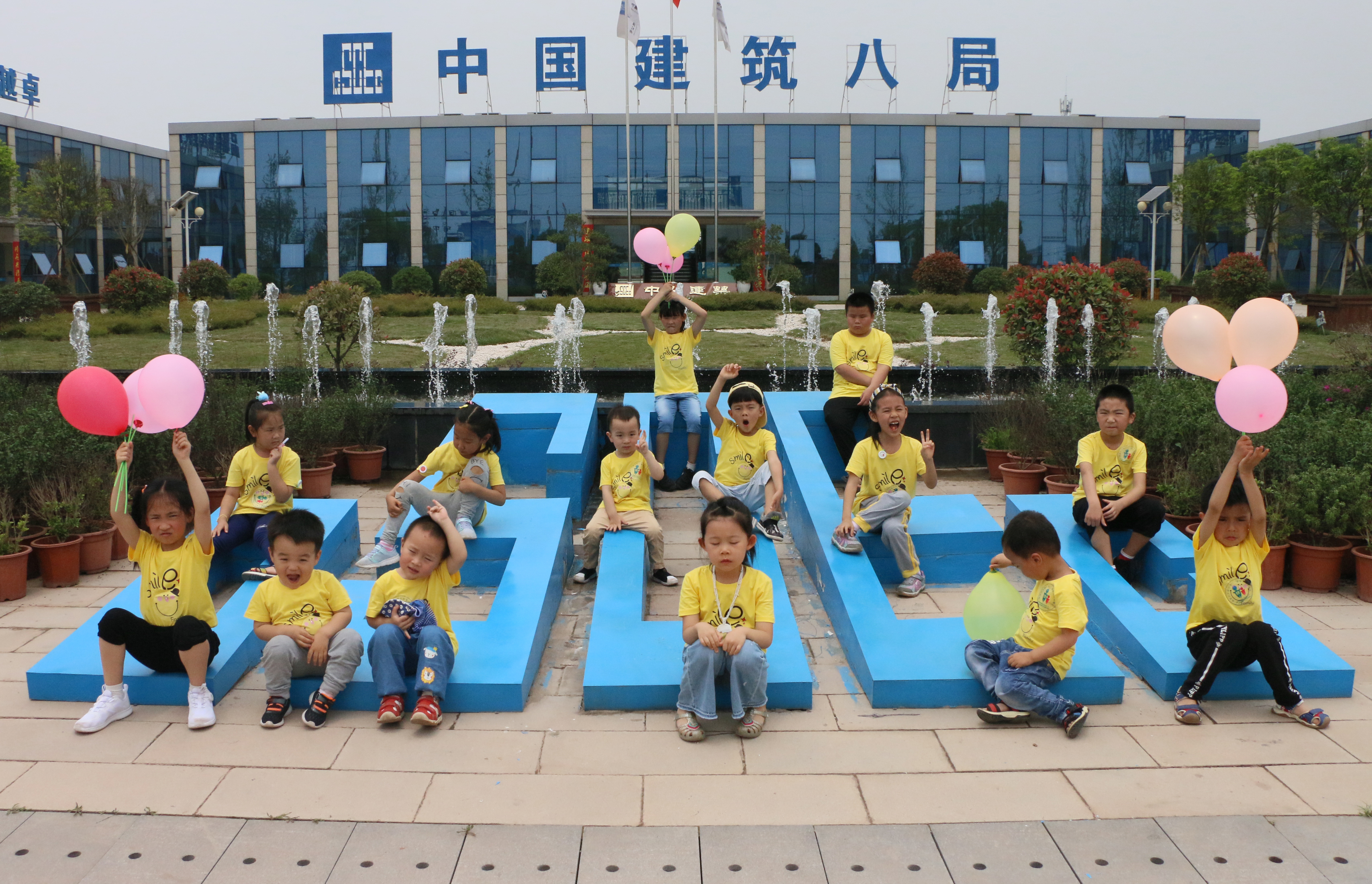 38《小小梦想聚集地——2019年六一儿童节职工子女在天府机场项目合影留念》中建八局 代荣.jpg