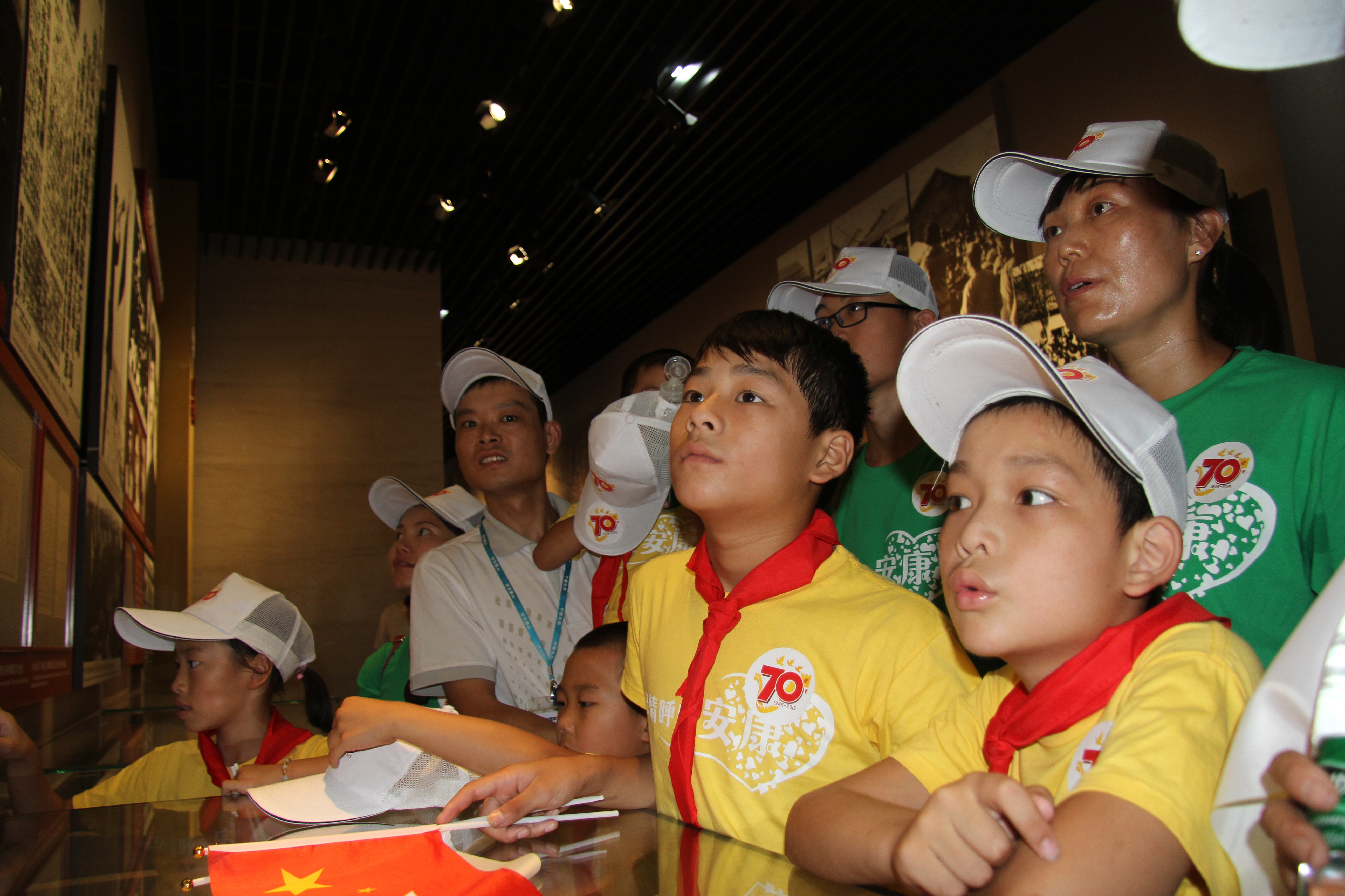 14《人民大会堂我来啦》中建二局一公司2015年“亲情呼唤安康”活动，图为公司《志愿者带孩子们参观人民大会堂——之爱国行活动》   中建二局  肖永红.jpg