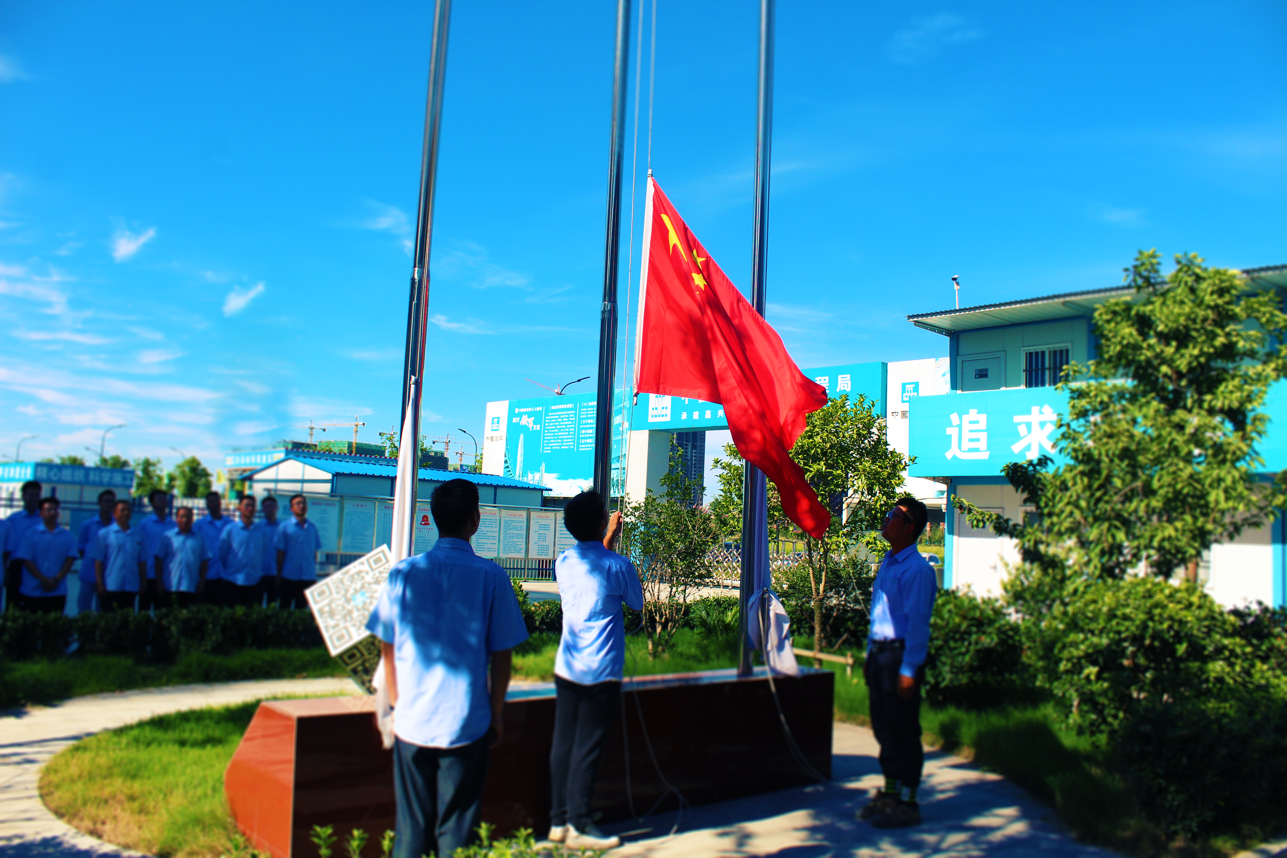 中建八局四公司嘉兴凯宜医院青年团队+护我国旗，壮我国威.jpg