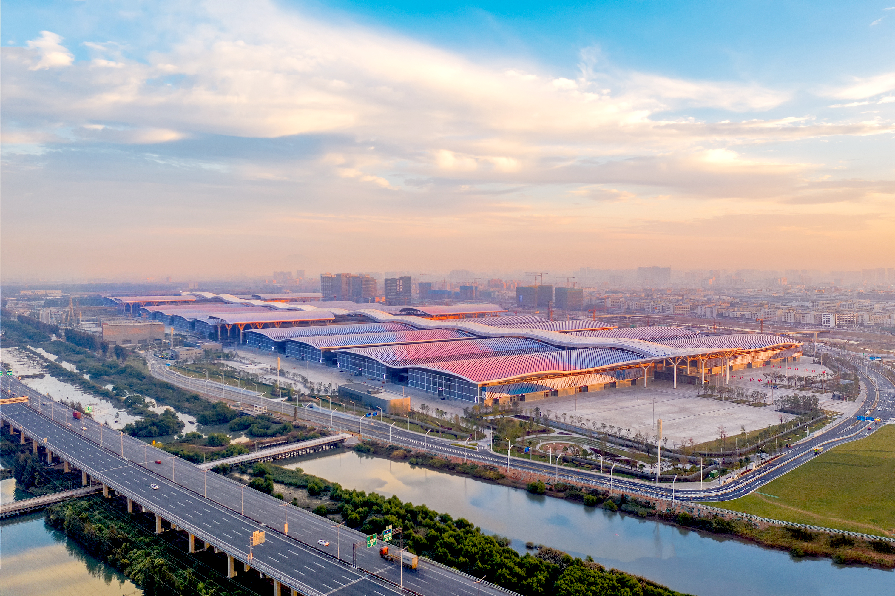 图为一局二公司建设的深圳国际会展中心工程——荣获中国钢结构金奖